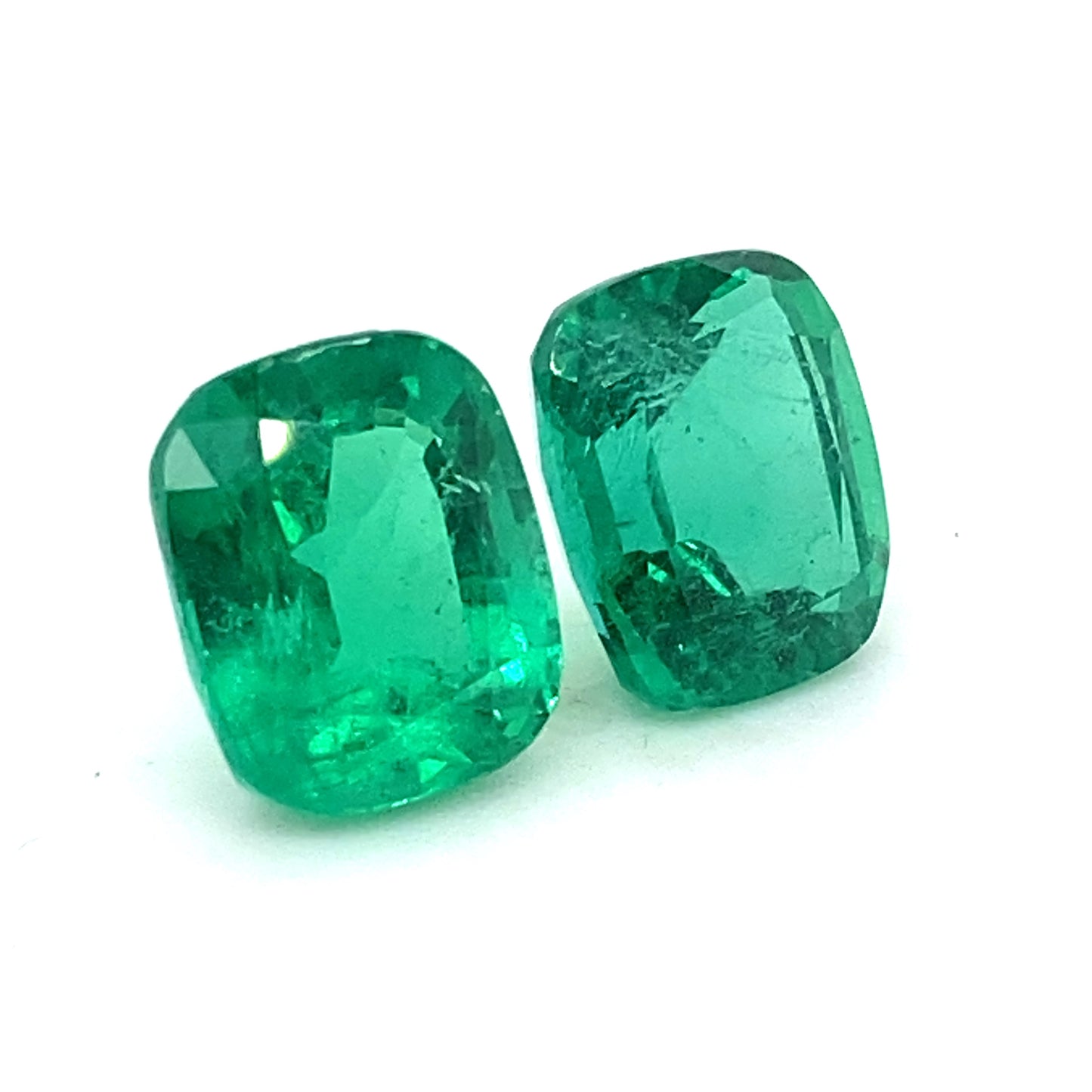 
                  
                    11.56x9.58x6.84mm Cushion Emerald (2 pc 10.44 ct)
                  
                