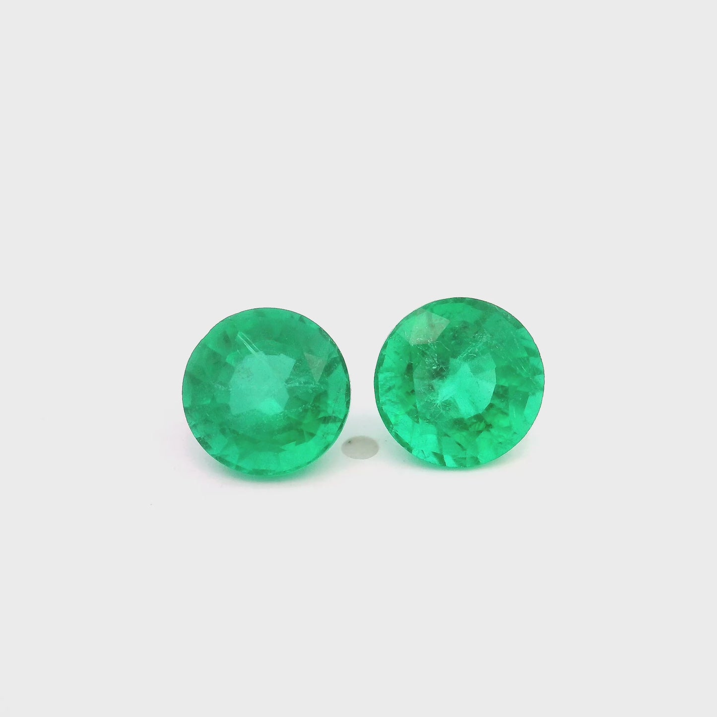 
                  
                    Load and play video in Gallery viewer, 7.00x7.00x0.00mm Round Emerald (2 pc 2.76 ct)
                  
                