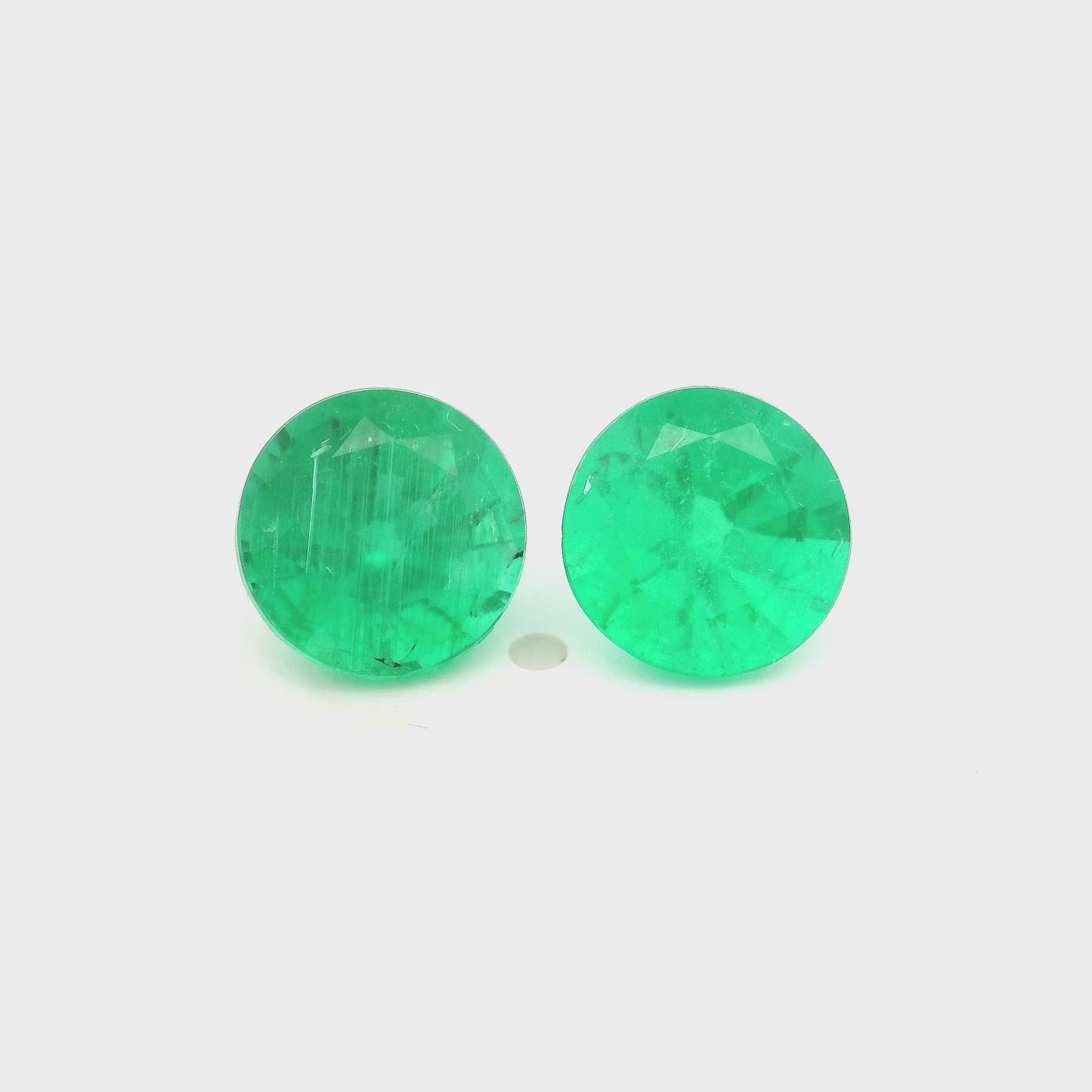 
                  
                    Load and play video in Gallery viewer, 7.70x5.60x5.50mm Round Emerald (2 pc 3.22 ct)
                  
                