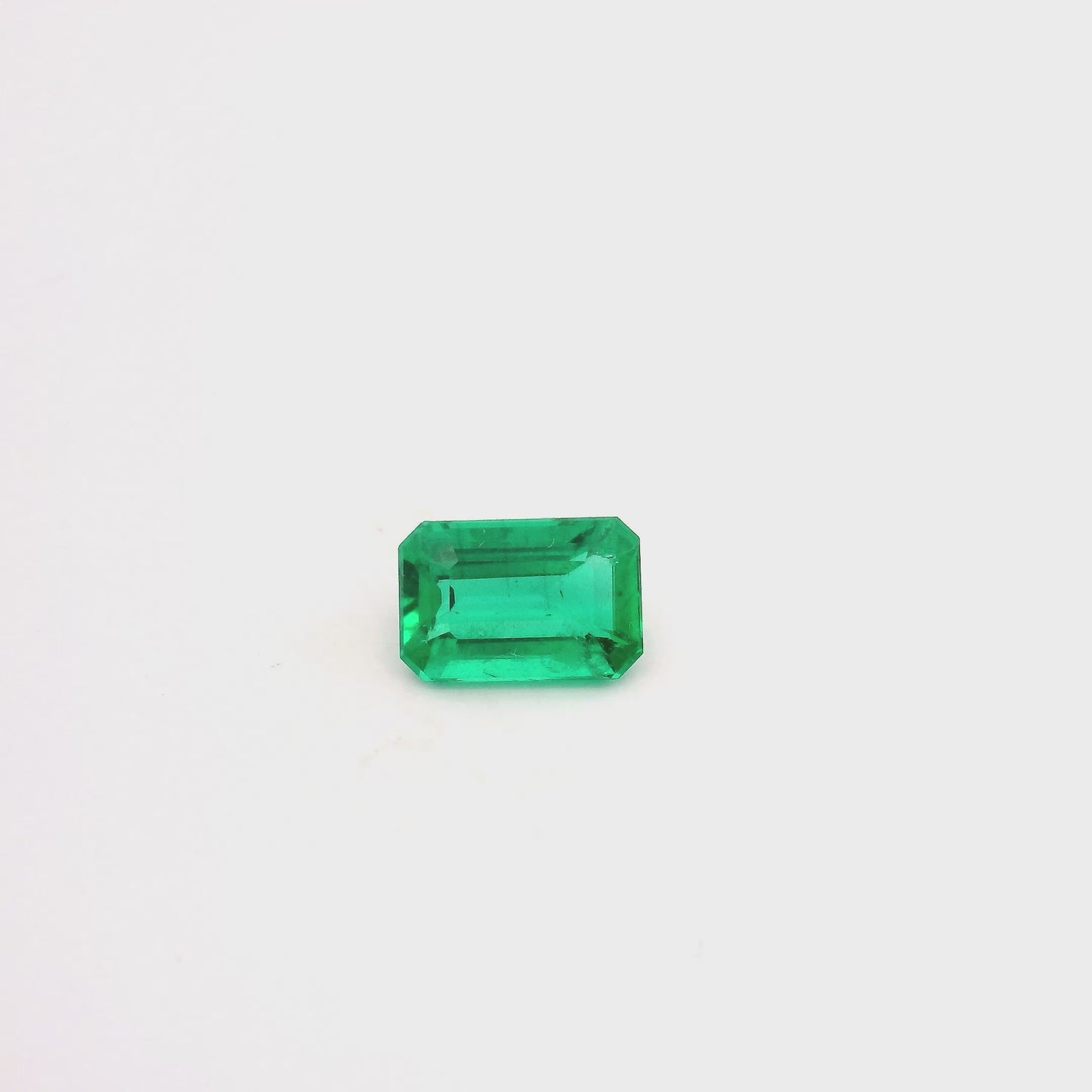 
                  
                    Load and play video in Gallery viewer, 7.73x5.17x3.57mm Octagon Emerald (1 pc 1.10 ct)
                  
                