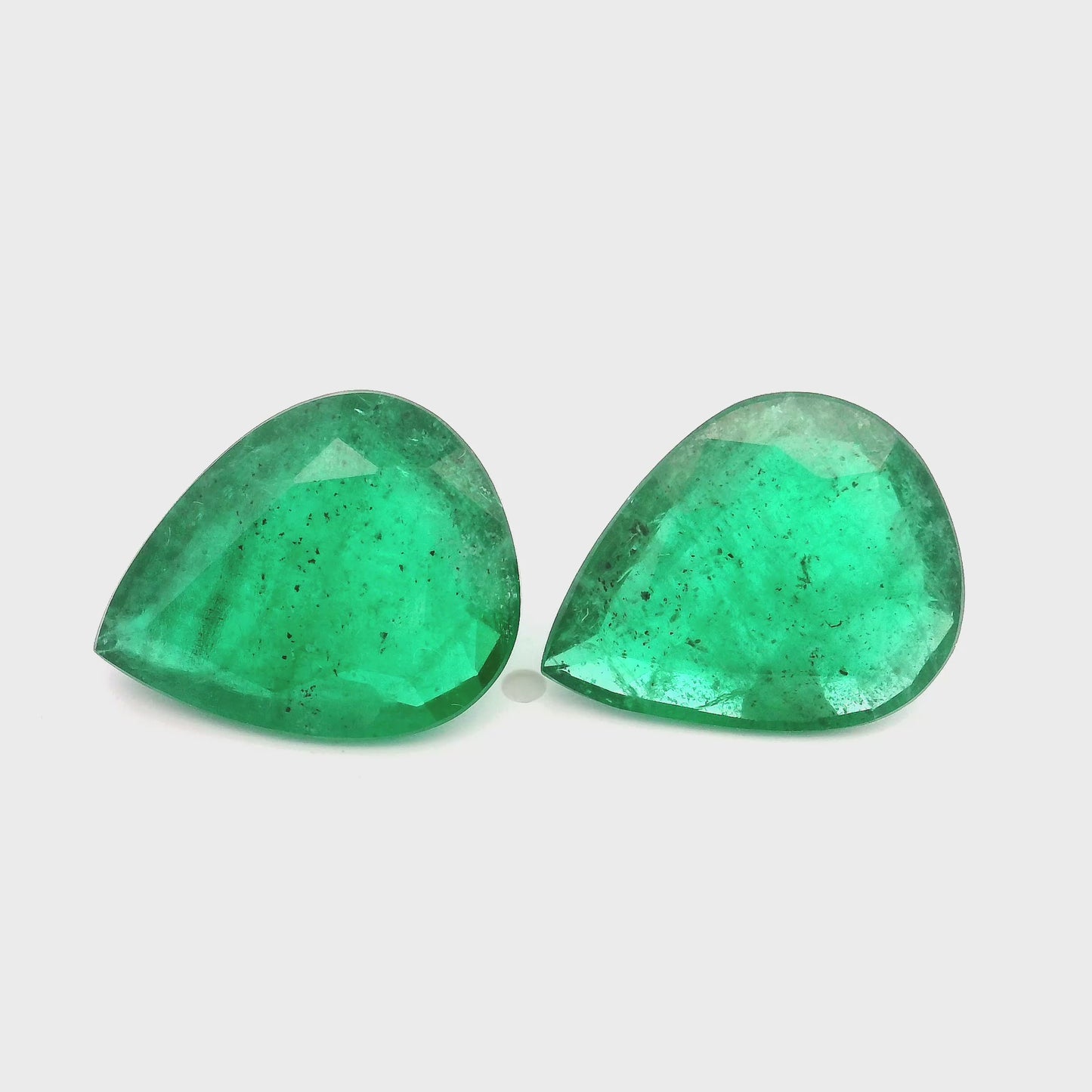 
                  
                    Load and play video in Gallery viewer, 14.92x11.88x0.00mm Pear-shaped Emerald (2 pc 10.22 ct)
                  
                