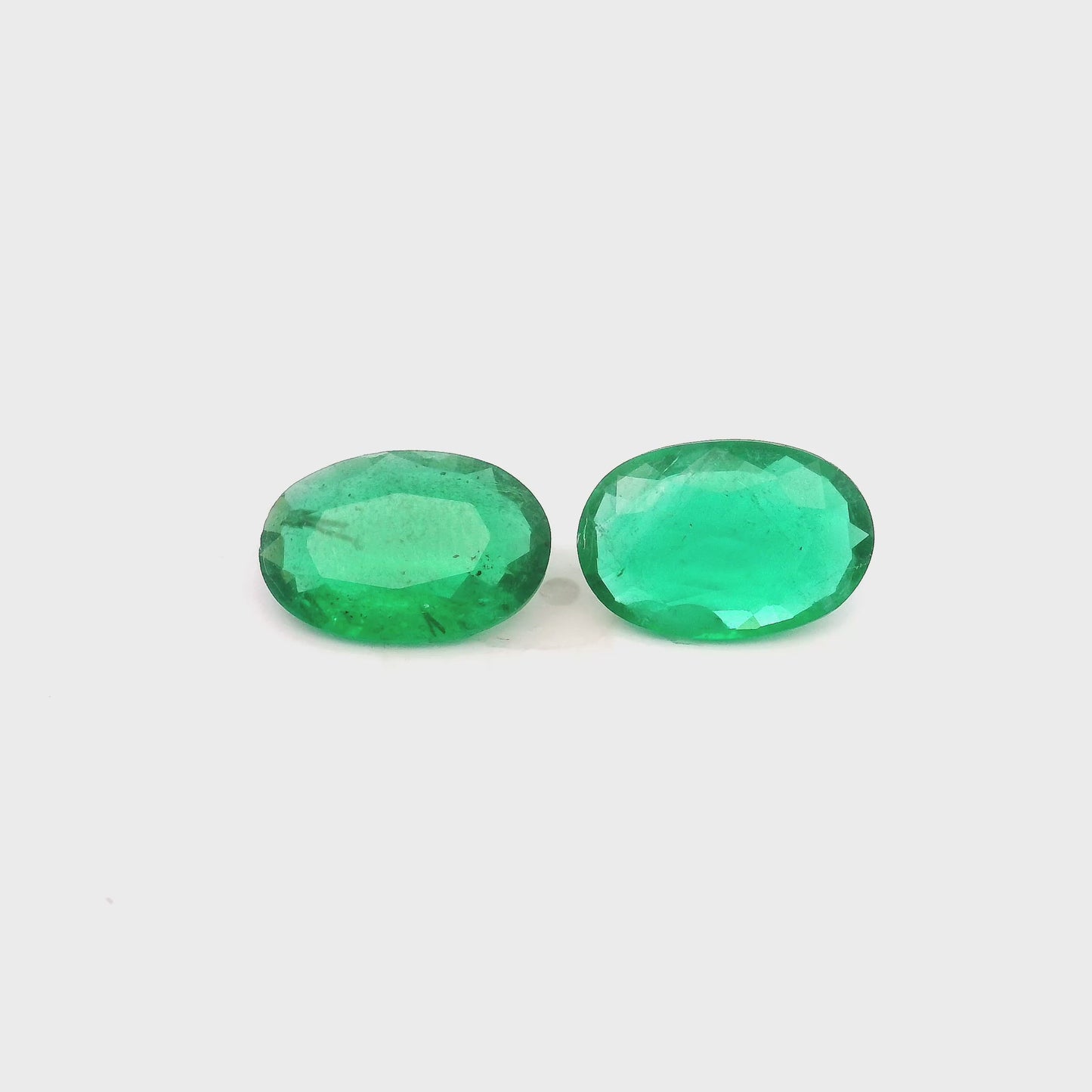 
                  
                    Load and play video in Gallery viewer, 11.06x7.45x0.00mm Oval Emerald (2 pc 3.76 ct)
                  
                