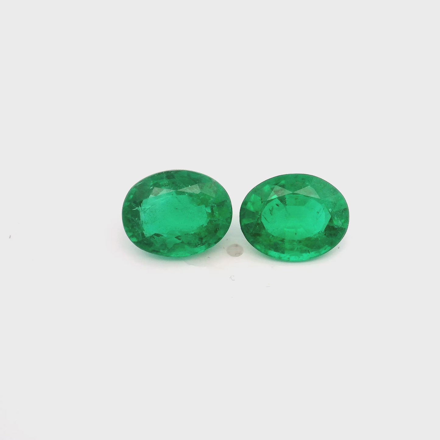 
                  
                    Load and play video in Gallery viewer, 10.00x8.00x0.00mm Oval Emerald (2 pc 4.56 ct)
                  
                