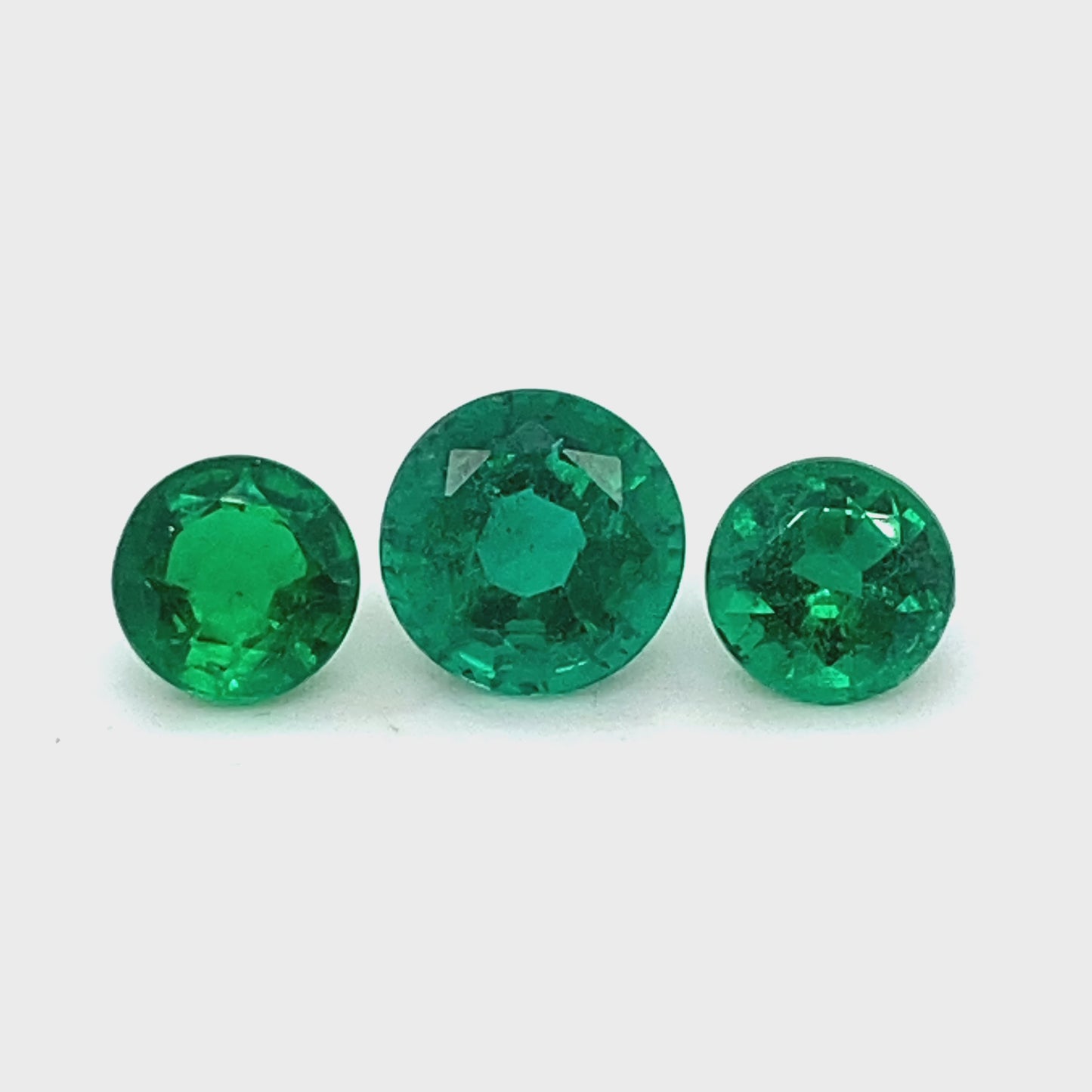 
                  
                    Load and play video in Gallery viewer, 8.00x0.00x0.00mm Round Emerald (3 pc 3.86 ct)
                  
                