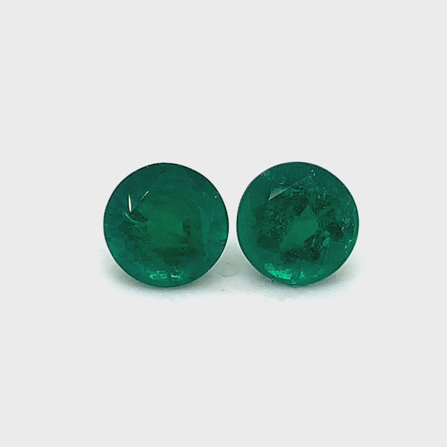 
                  
                    Load and play video in Gallery viewer, 9.00x0.00x0.00mm Round Emerald (2 pc 5.10 ct)
                  
                