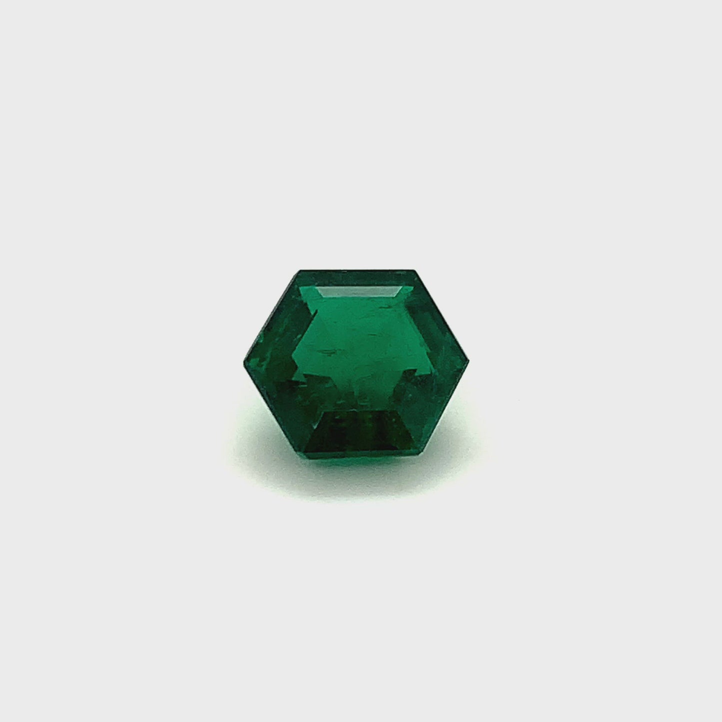 
                  
                    Load and play video in Gallery viewer, 14.20x12.50x7.64mm Fancy Cut Emerald (1 pc 7.94 ct)
                  
                