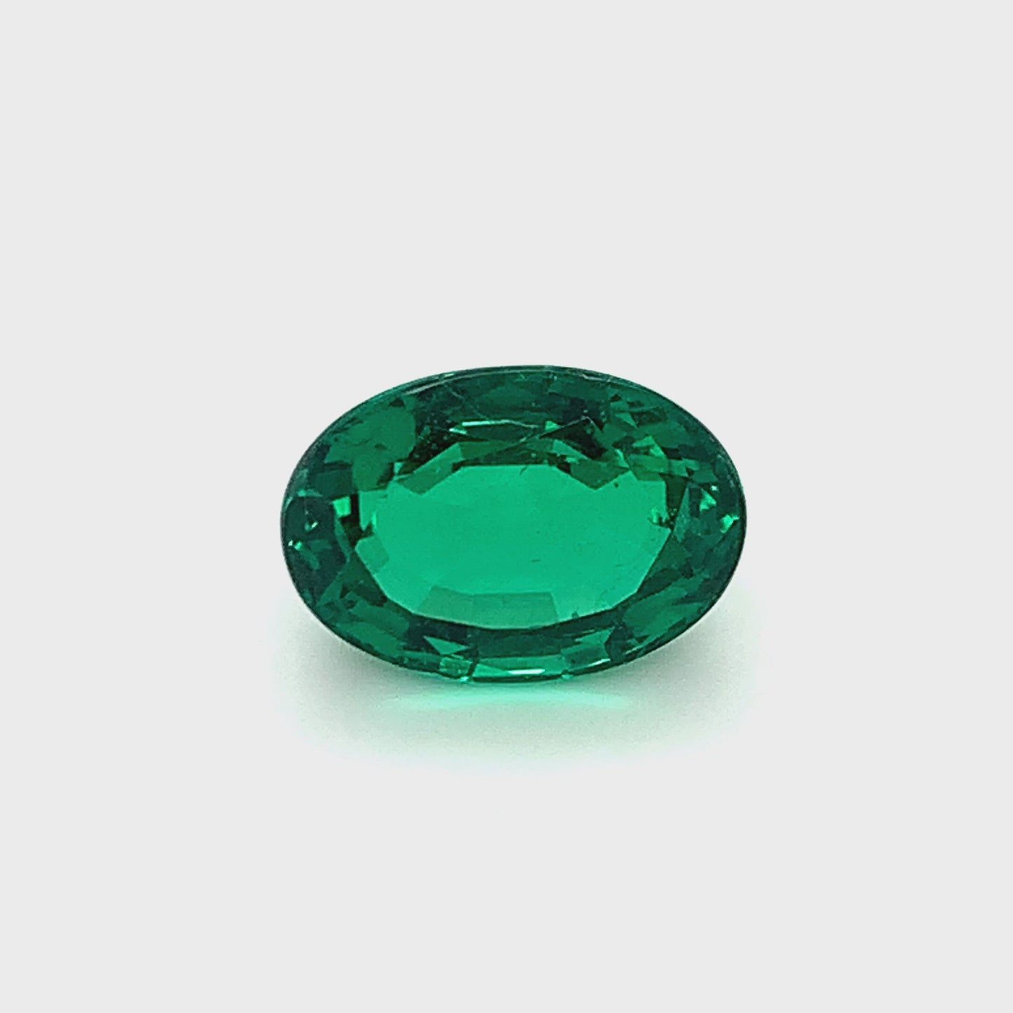 
                  
                    Load and play video in Gallery viewer, 15.57x10.93x7.70mm Oval Emerald (1 pc 8.52 ct)
                  
                