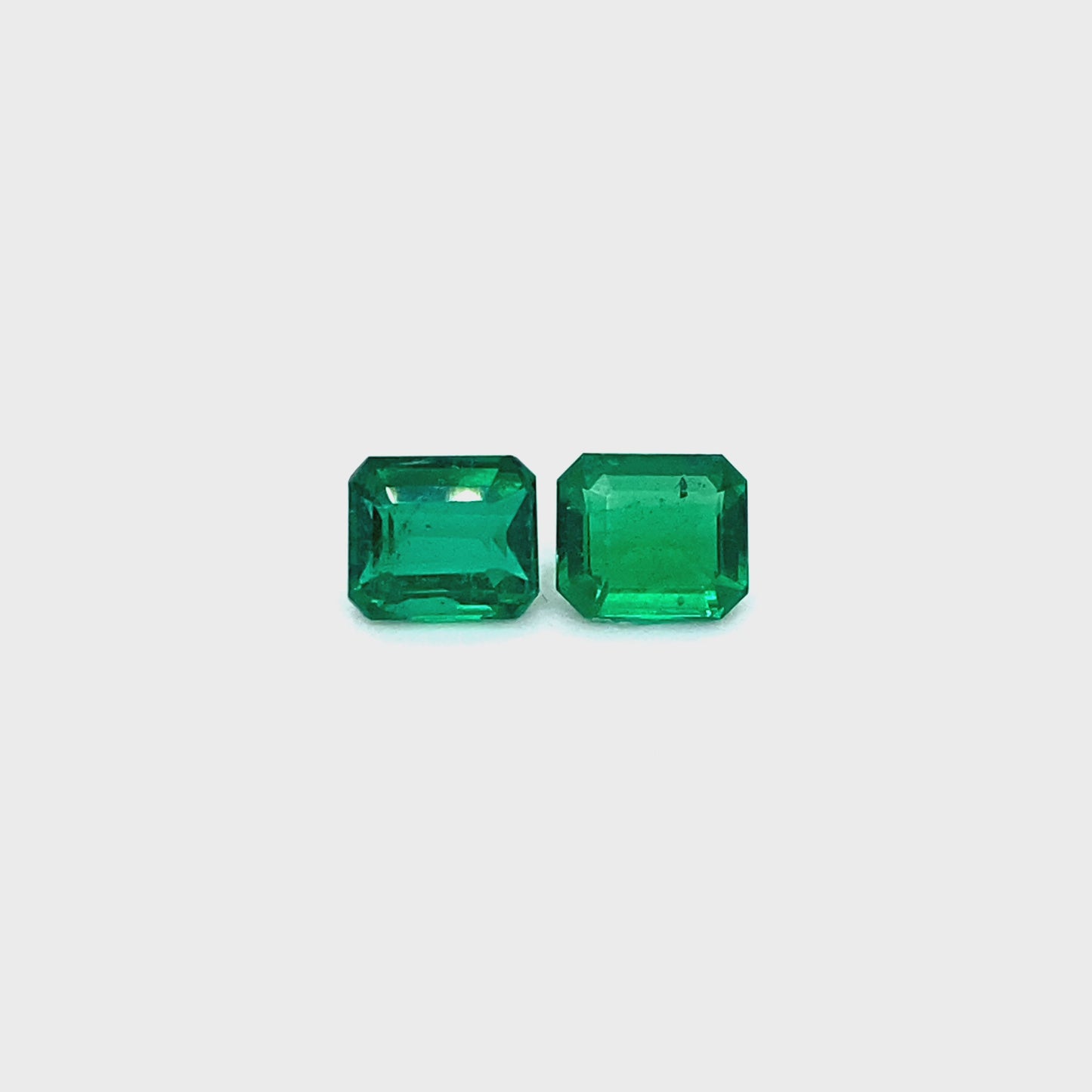
                  
                    Load and play video in Gallery viewer, 6.60x5.60x0.00mm Octagon Emerald (2 pc 2.00 ct)
                  
                
