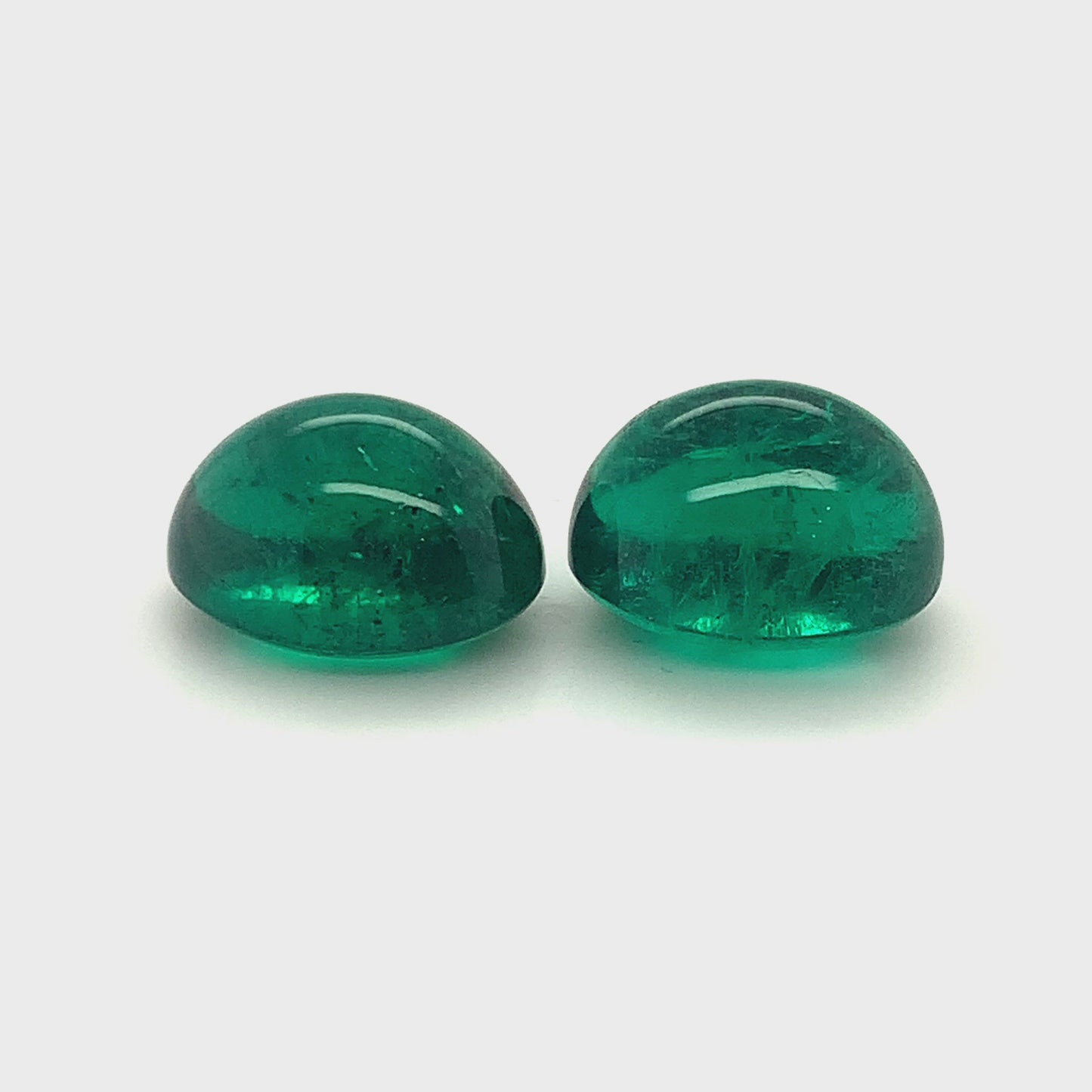 
                  
                    Load and play video in Gallery viewer, 16.83x13.22x10.42mm Cab Oval Emerald Pair (1 pc 15.87 ct)
                  
                