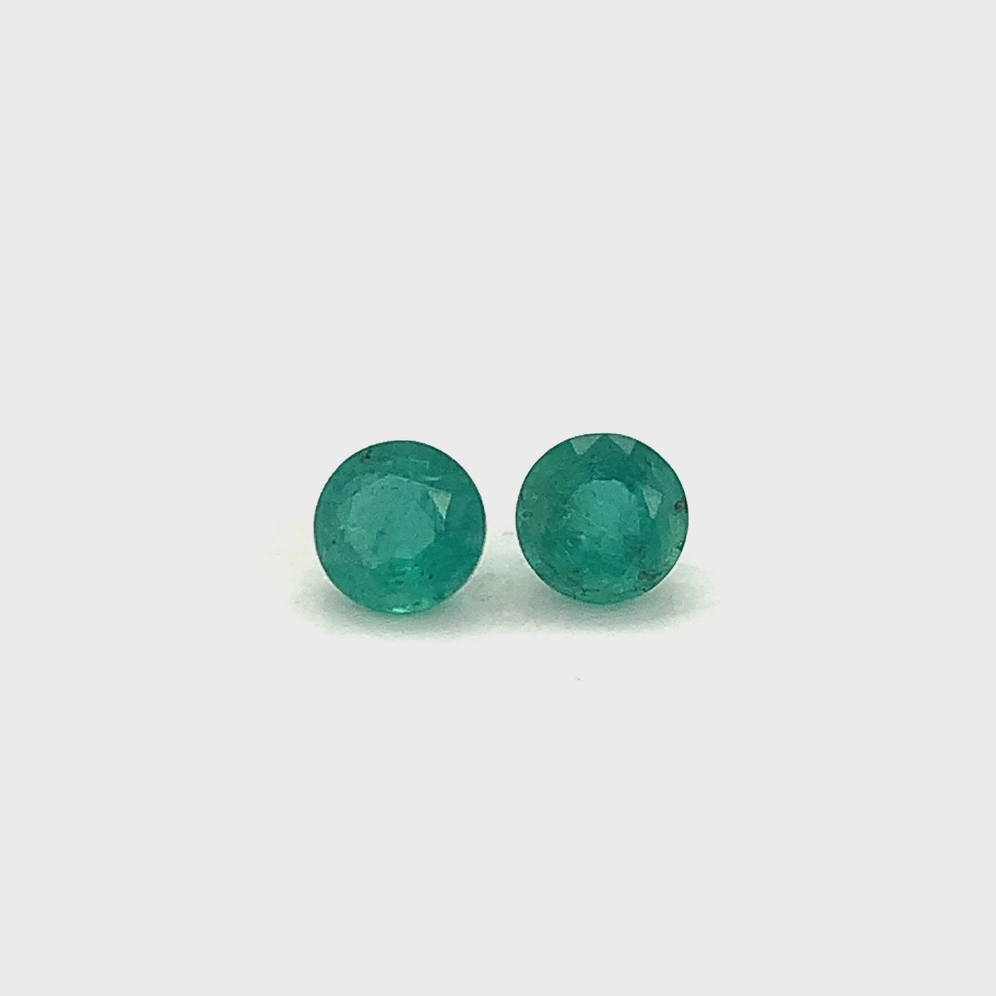 
                  
                    Load and play video in Gallery viewer, 6.60x0.00x0.00mm Round Emerald (2 pc 2.07 ct)
                  
                