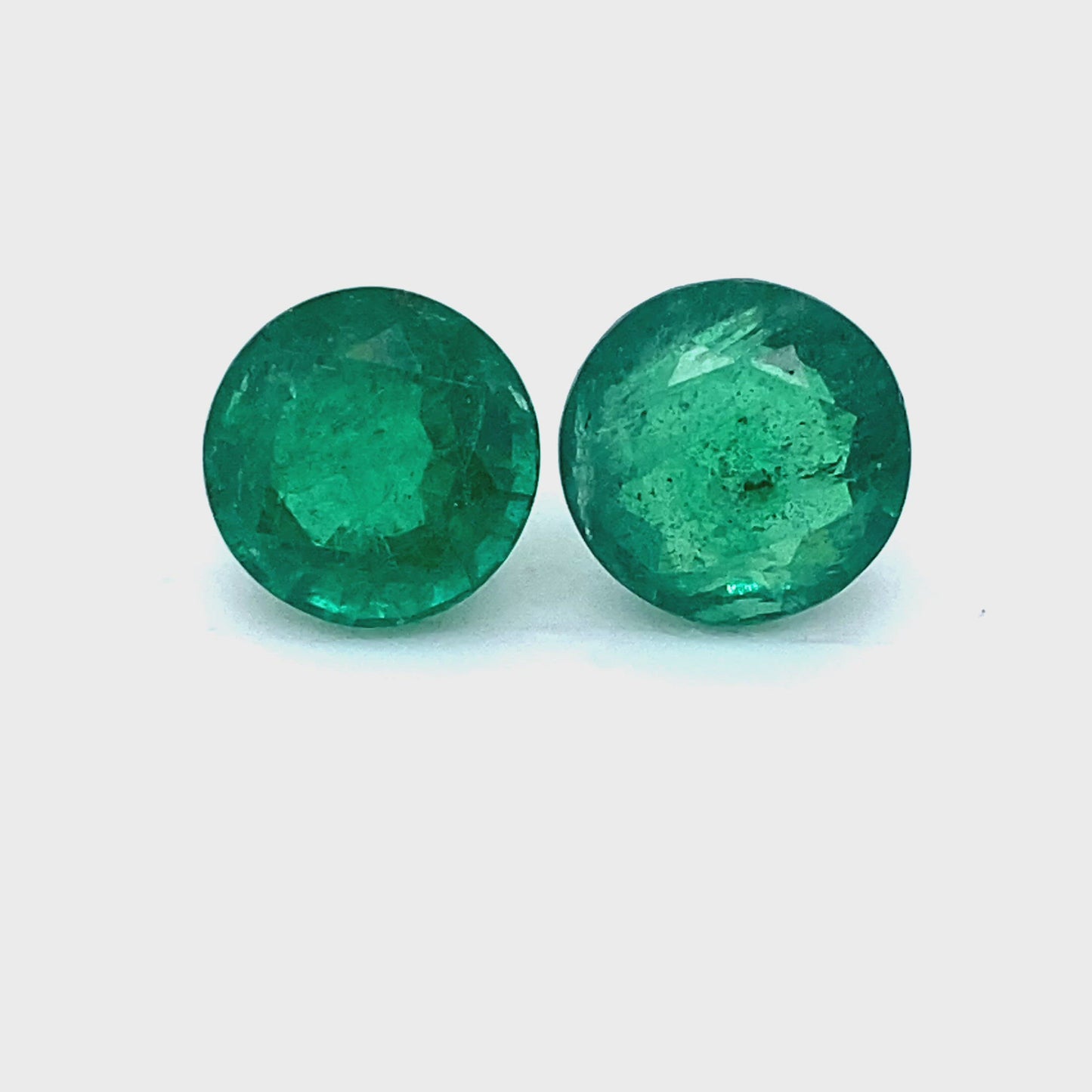 
                  
                    Load and play video in Gallery viewer, 9.45x0.00x0.00mm Round Emerald (2 pc 7.04 ct)
                  
                