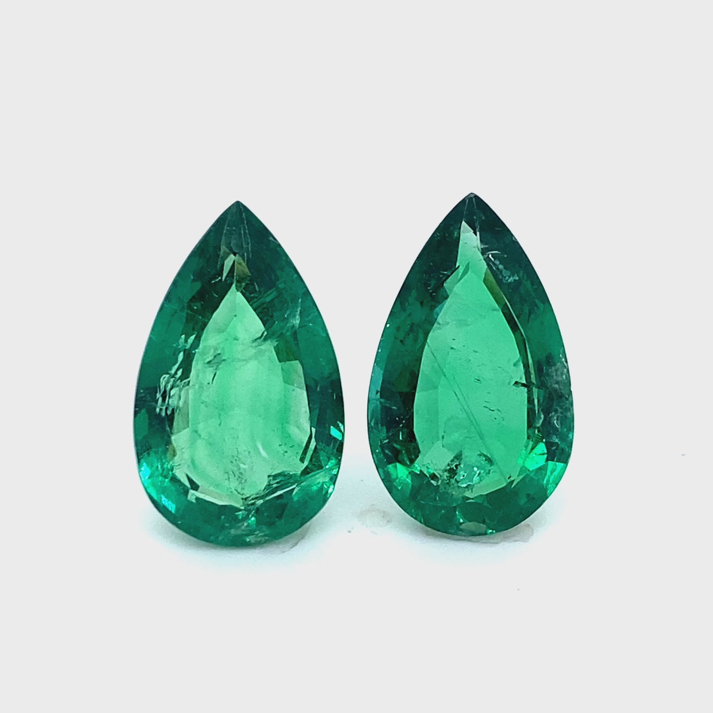 
                  
                    Load and play video in Gallery viewer, 19.58x11.77x6.33mm Pear-shaped Emerald (2 pc 18.72 ct)
                  
                