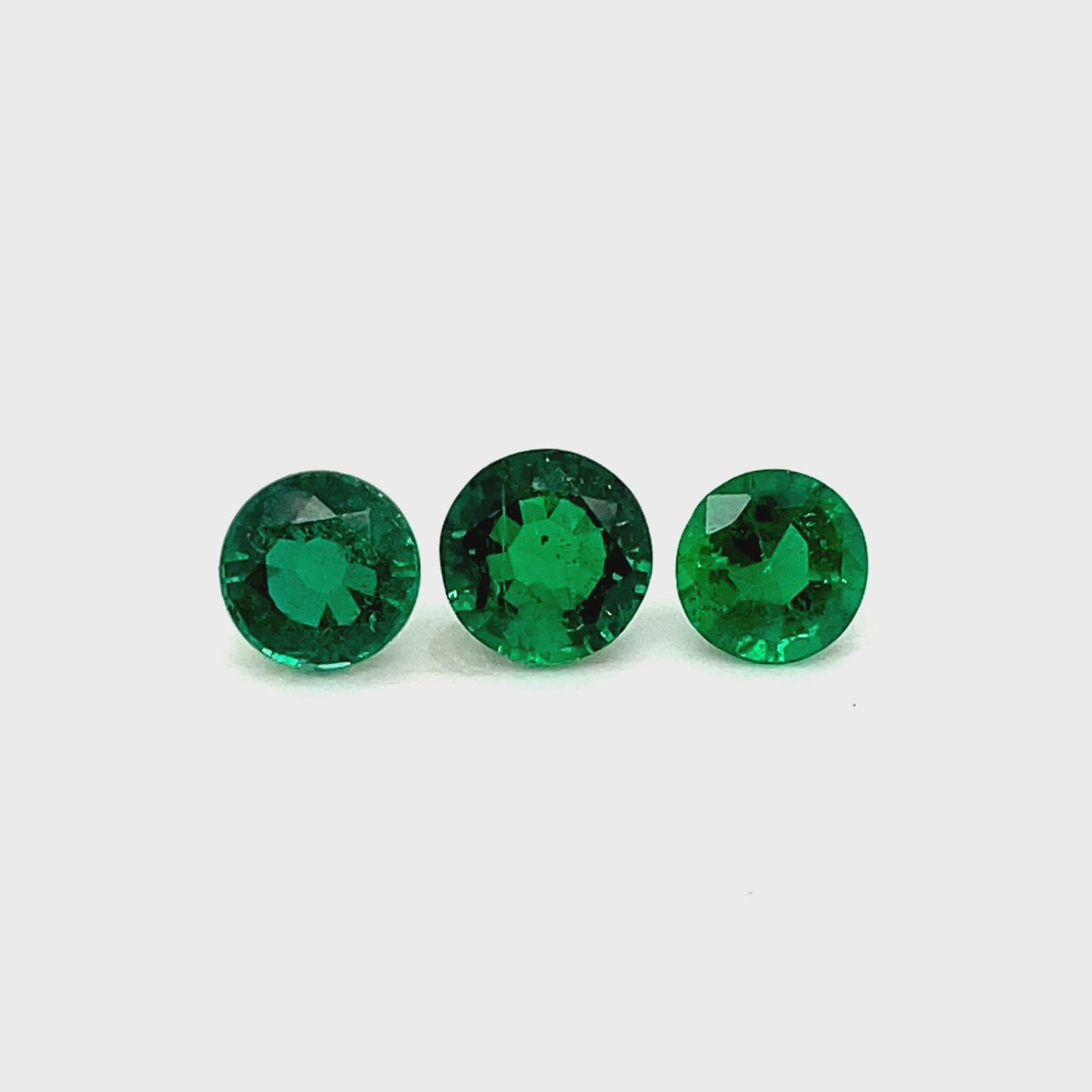 
                  
                    Load and play video in Gallery viewer, 6.40x0.00x0.00mm Round Emerald (3 pc 3.33 ct)
                  
                