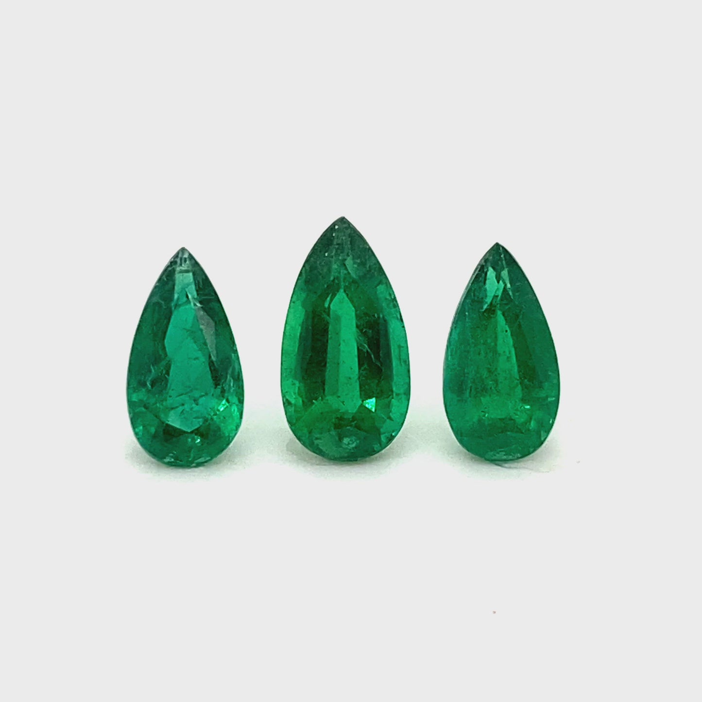 
                  
                    Load and play video in Gallery viewer, 11.00x5.90x0.00mm Pear-shaped Emerald (3 pc 5.55 ct)
                  
                