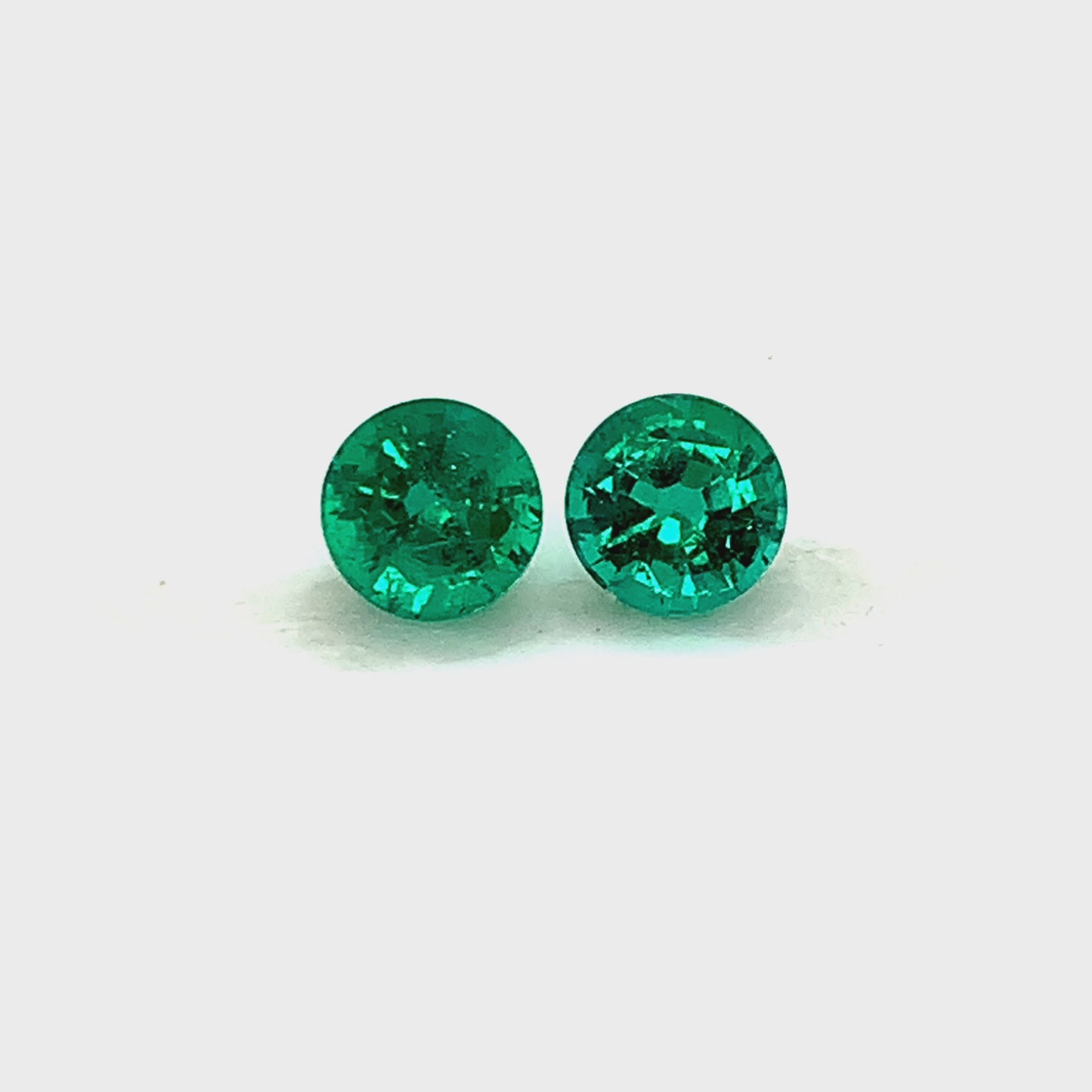 
                  
                    Load and play video in Gallery viewer, 7.46x7.48x5.19mm Round Emerald (1 pc 1.74 ct)
                  
                