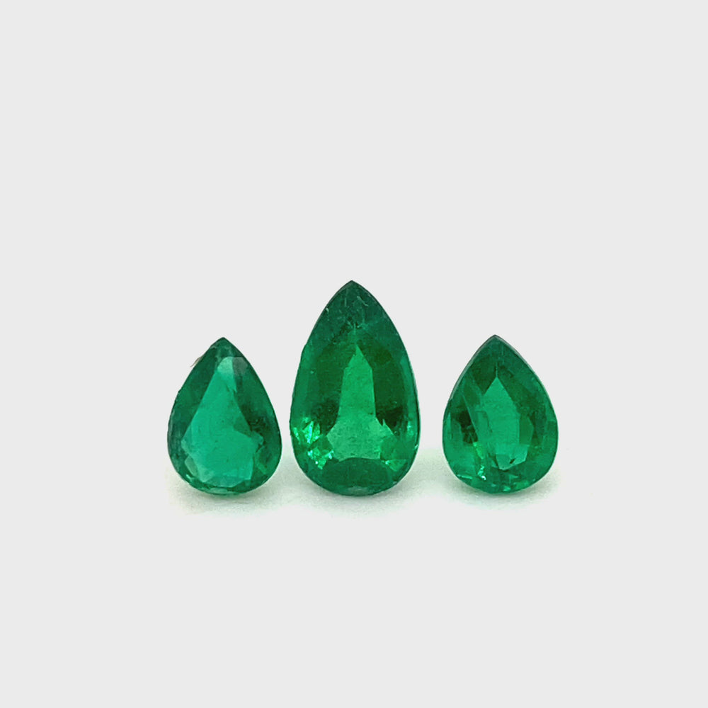 
                  
                    Load and play video in Gallery viewer, 7.70x5.60x0.00mm Pear-shaped Emerald (3 pc 3.50 ct)
                  
                