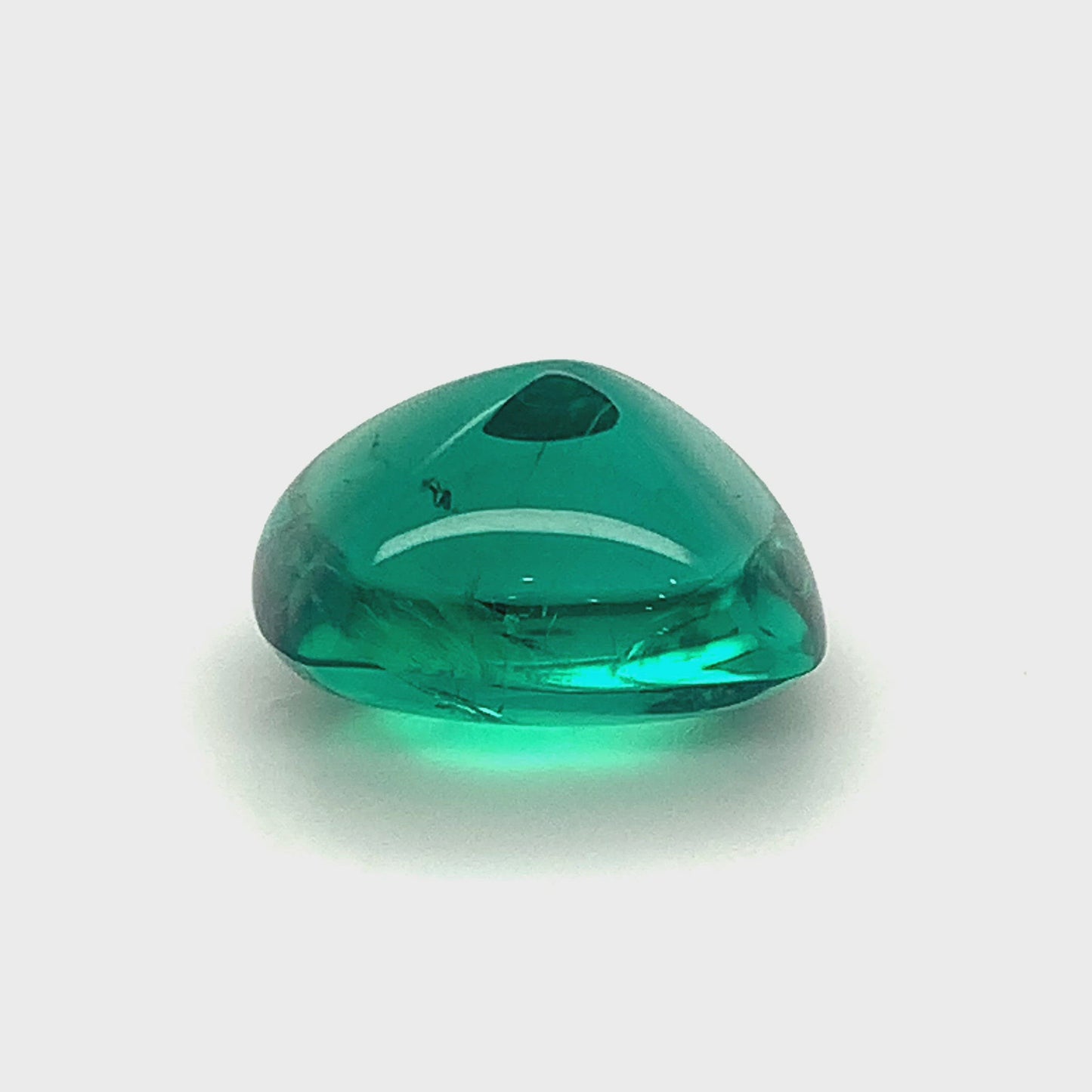 
                  
                    Load and play video in Gallery viewer, 18.03x13.64x11.49mm Cushion Sugar Loaf Emerald (1 pc 18.73 ct)
                  
                