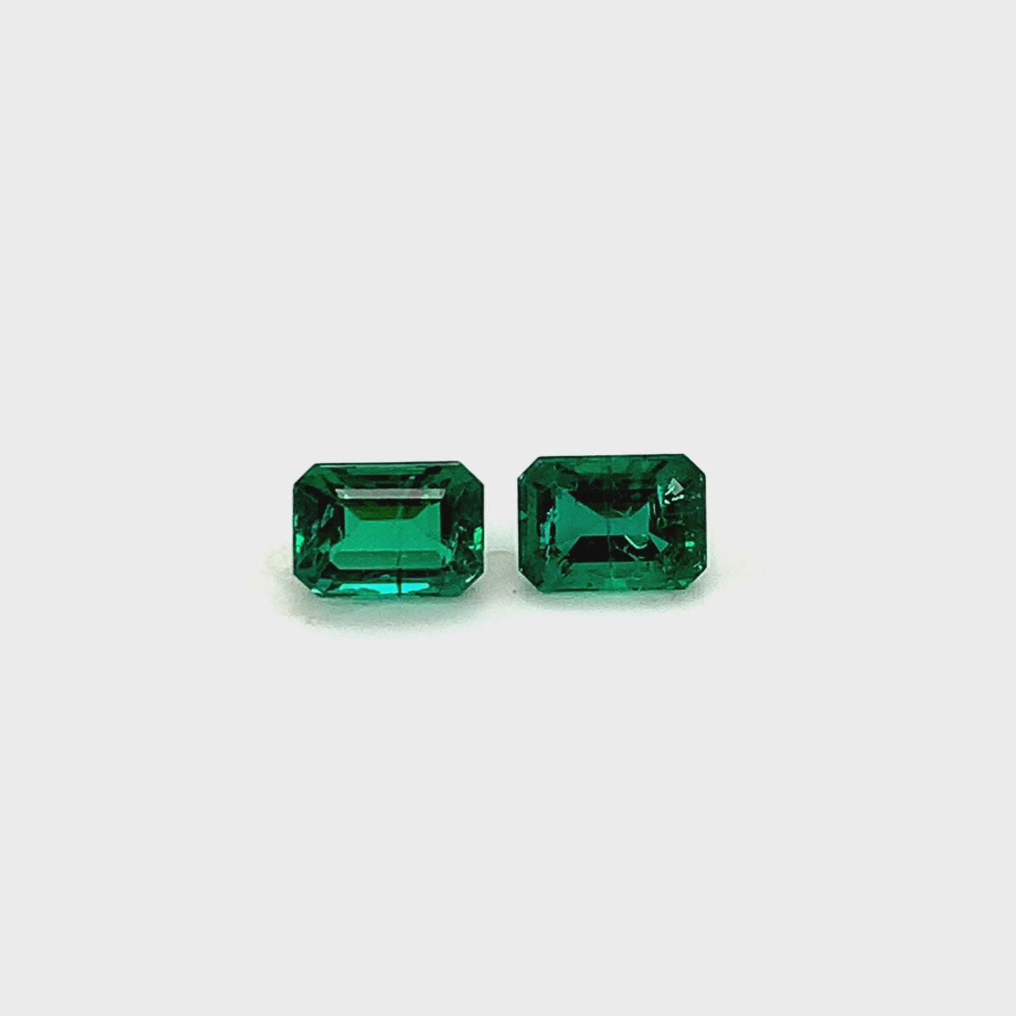 
                  
                    Load and play video in Gallery viewer, 8.00x6.00x0.00mm Octagon Emerald (2 pc 2.89 ct)
                  
                