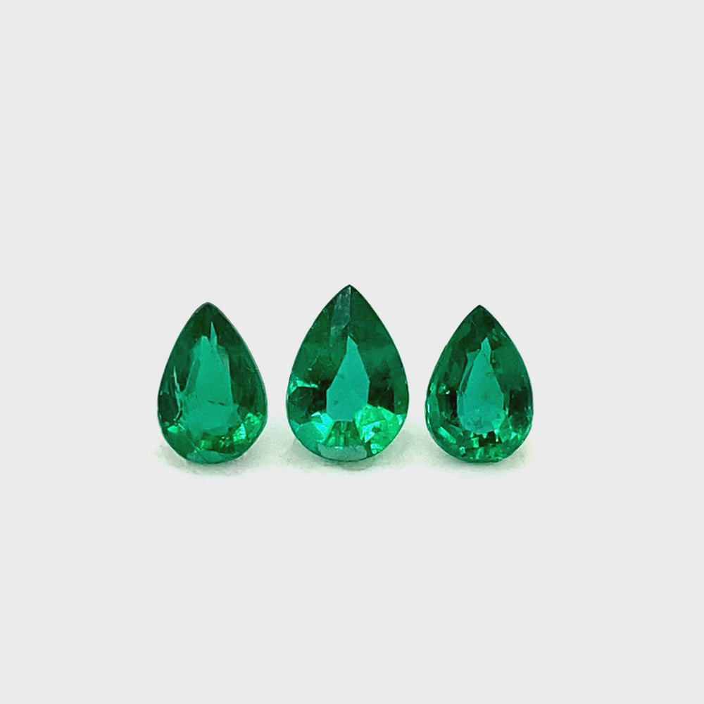 
                  
                    Load and play video in Gallery viewer, Pear-shaped Emerald (3 pc 2.70 ct)
                  
                