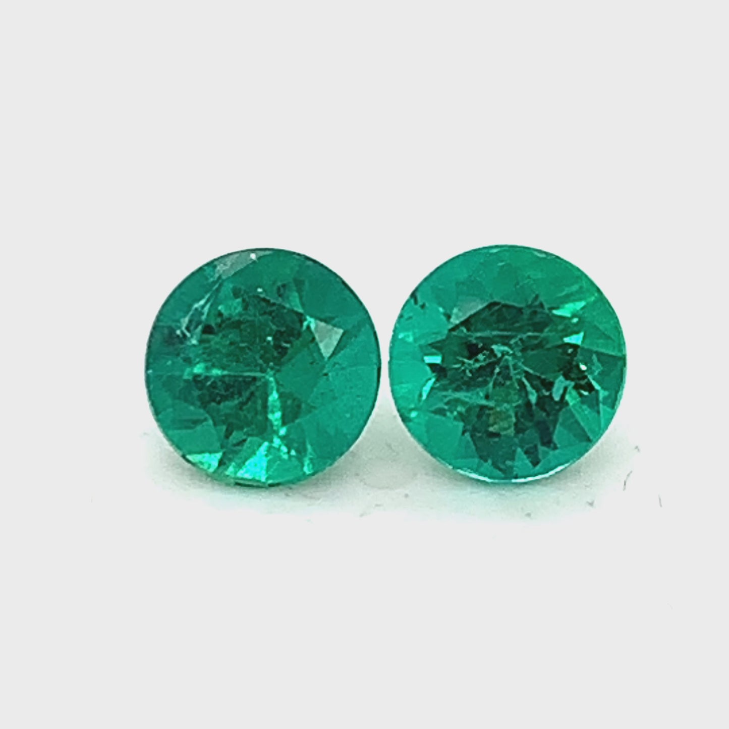 
                  
                    Load and play video in Gallery viewer, 7.40x7.40x0.00mm Round Emerald (2 pc 2.79 ct)
                  
                