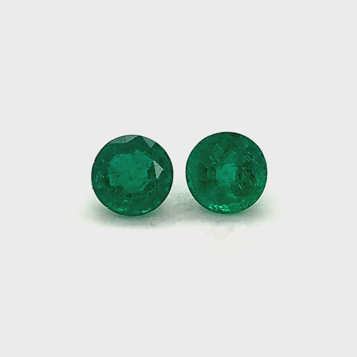 
                  
                    Load and play video in Gallery viewer, 7.50x0.00x0.00mm Round Emerald (2 pc 3.12 ct)
                  
                