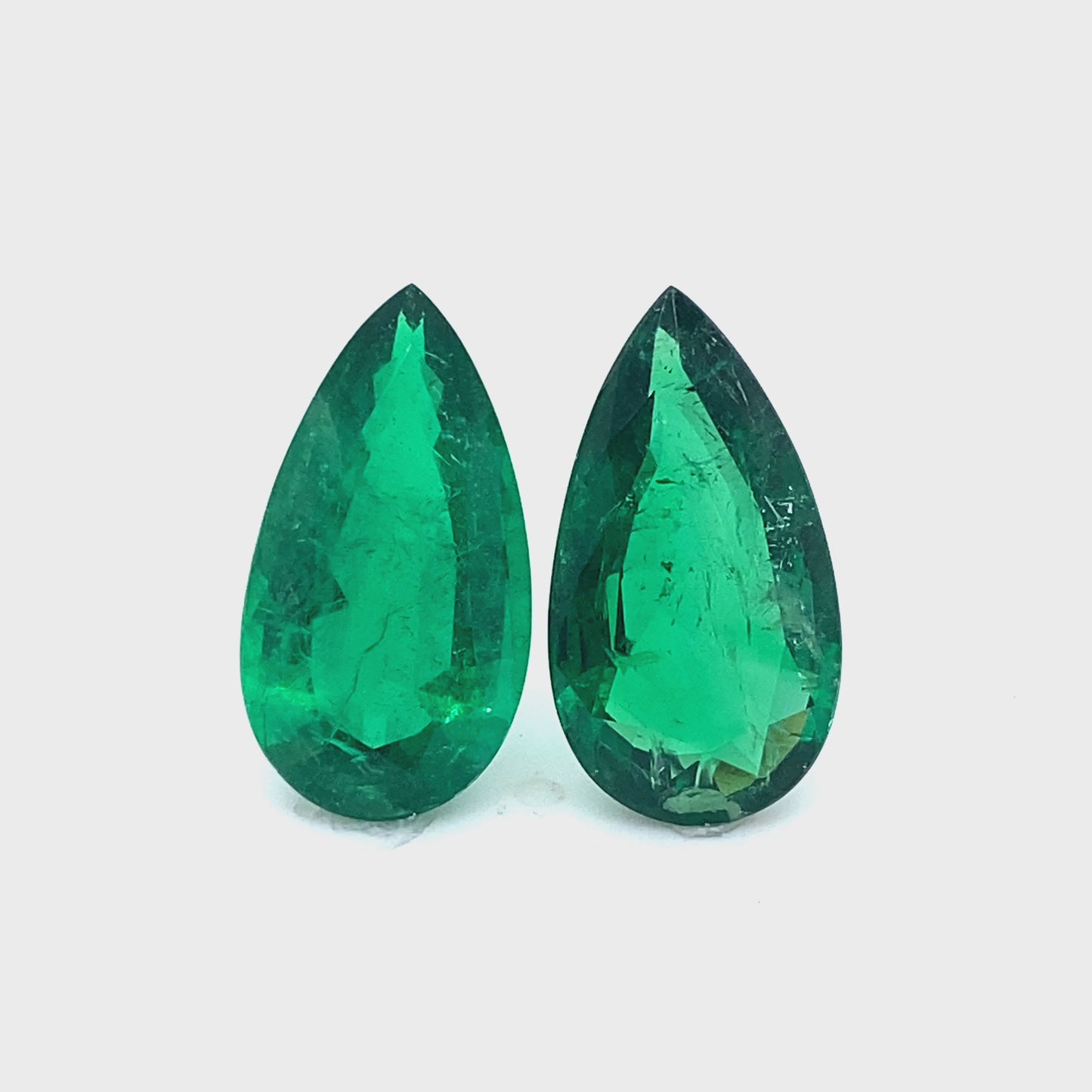 
                  
                    Load and play video in Gallery viewer, 20.10x10.80x7.52mm Pear-shaped Emerald (1 pc 7.52 ct)
                  
                