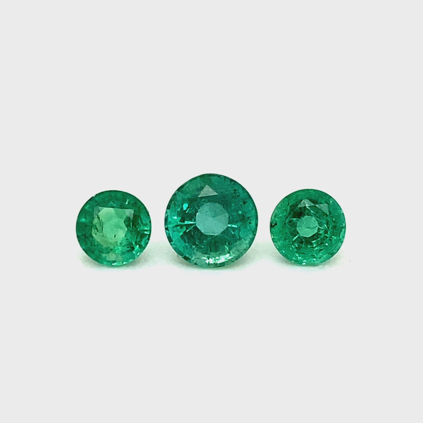 
                  
                    Load and play video in Gallery viewer, 6.40x0.00x0.00mm Round Emerald (3 pc 3.98 ct)
                  
                