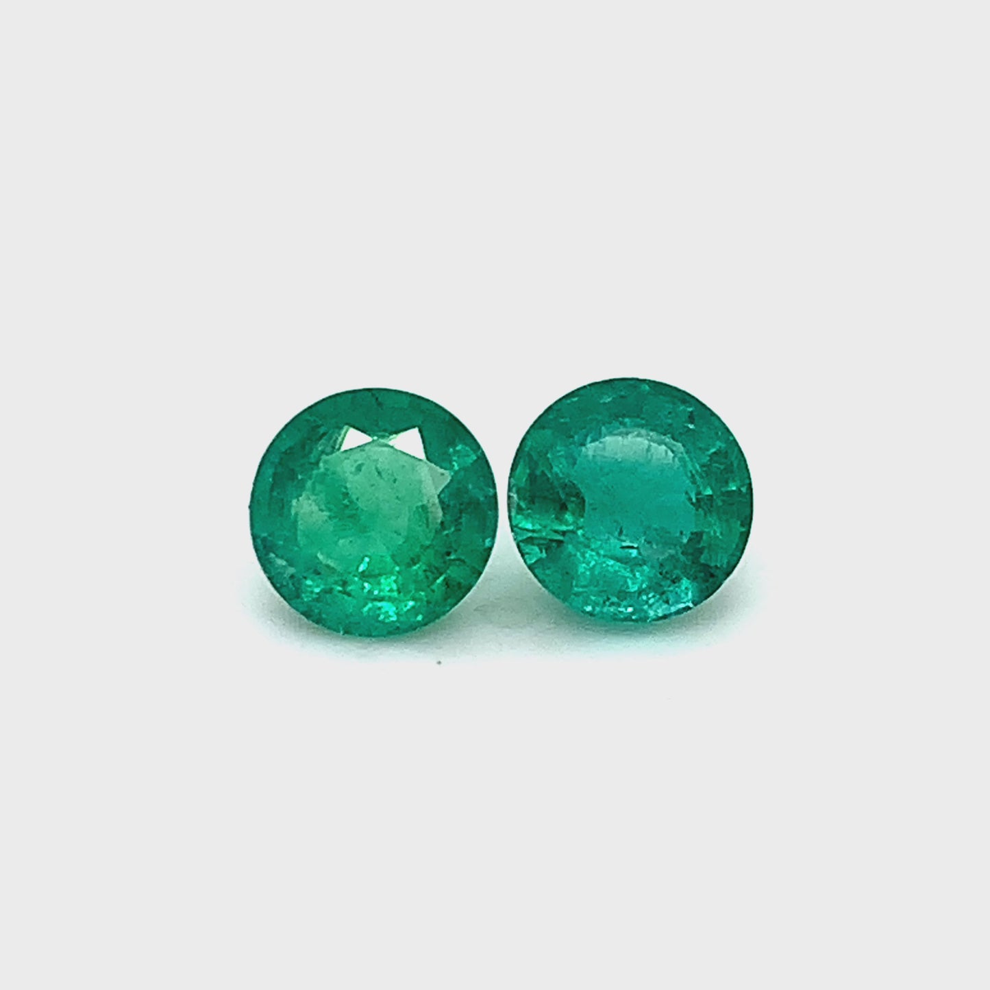 
                  
                    Load and play video in Gallery viewer, 8.00x0.00x0.00mm Round Emerald (2 pc 3.80 ct)
                  
                
