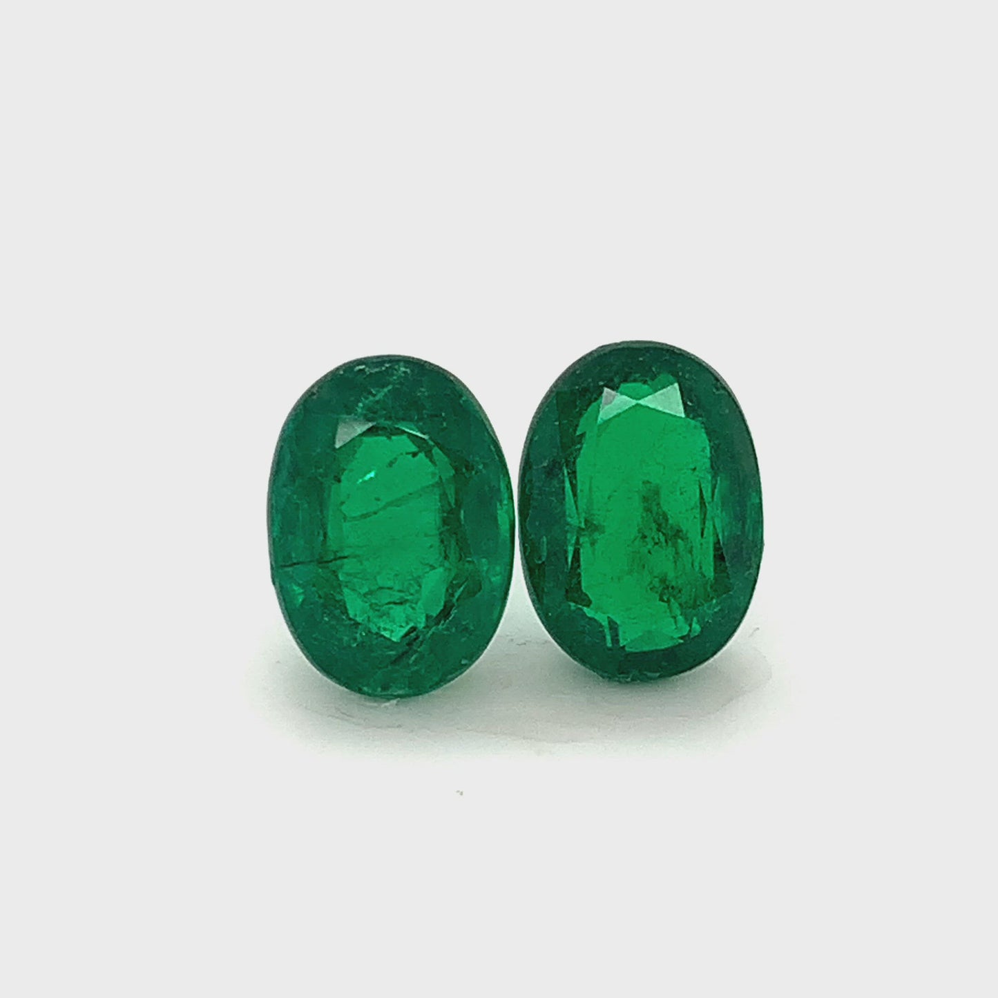 
                  
                    Load and play video in Gallery viewer, 13.66x9.88x6.34mm Oval Emerald Pair (2 pc 12.06 ct)
                  
                