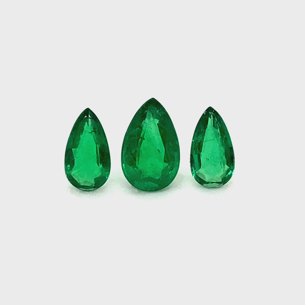 
                  
                    Load and play video in Gallery viewer, 9.70x5.20x0.00mm Pear-shaped Emerald (3 pc 3.92 ct)
                  
                