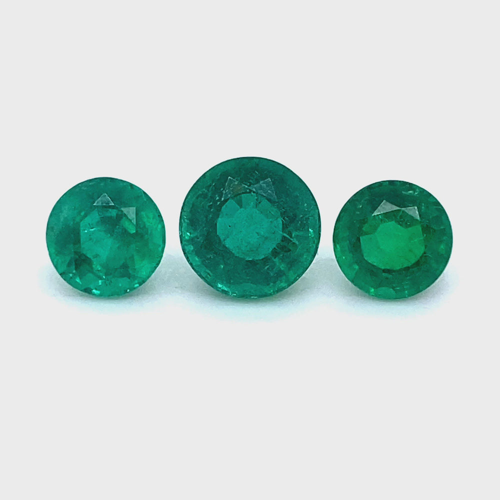 
                  
                    Load and play video in Gallery viewer, 7.20x0.00x0.00mm Round Emerald (3 pc 5.59 ct)
                  
                