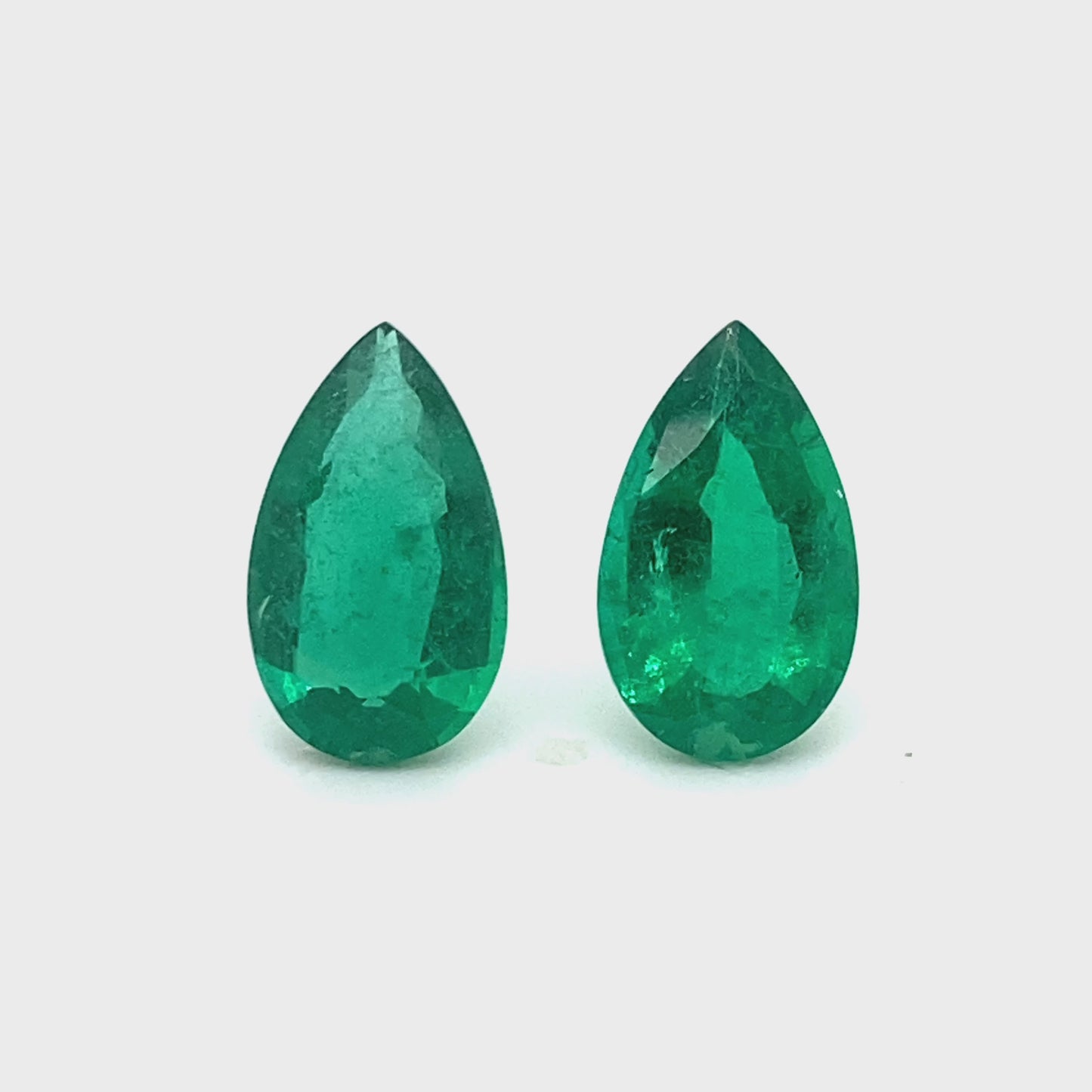 
                  
                    Load and play video in Gallery viewer, 16.67x9.95x0.00mm Pear-shaped Emerald (2 pc 11.99 ct)
                  
                