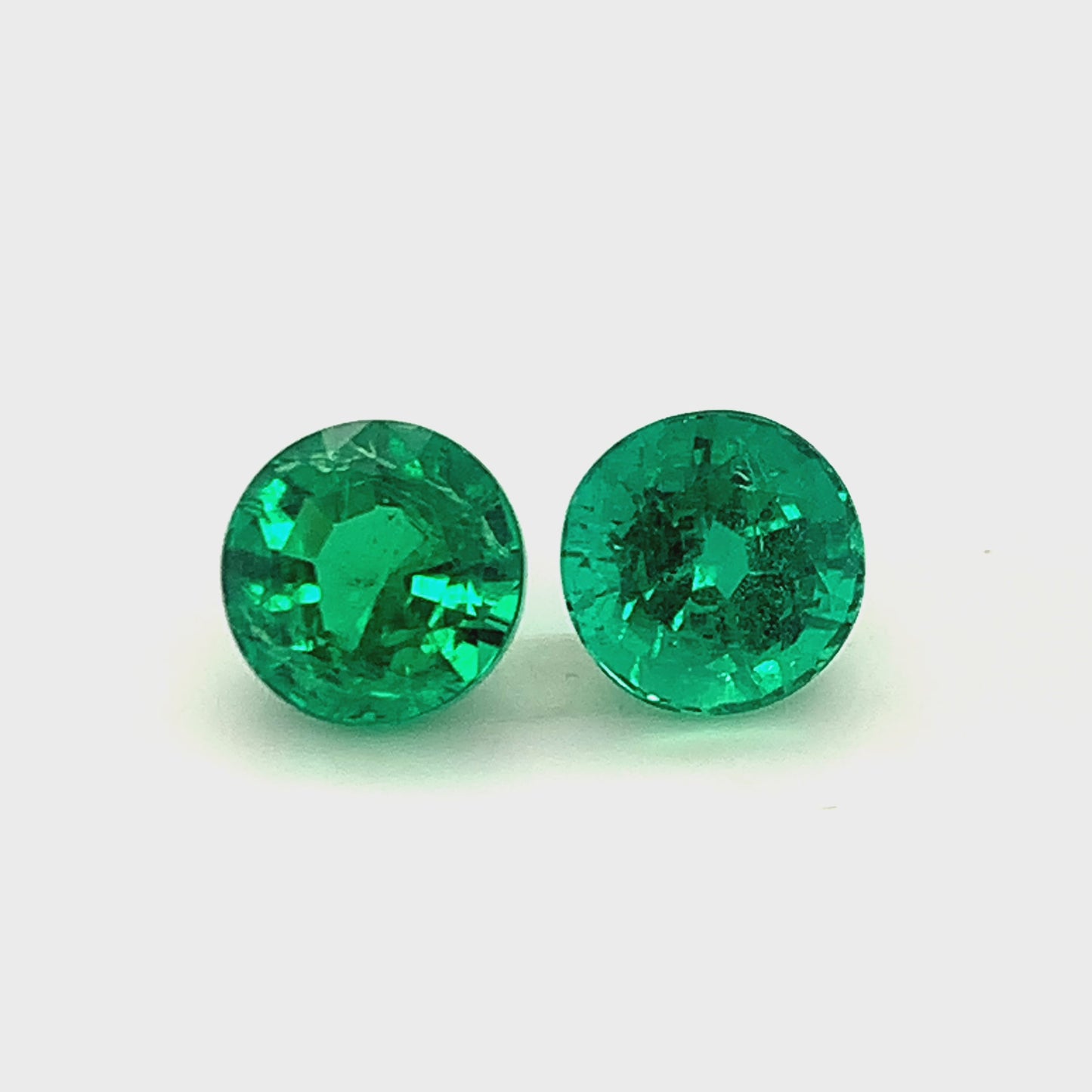 
                  
                    Load and play video in Gallery viewer, Round Emerald (2 pc 4.18 ct)
                  
                