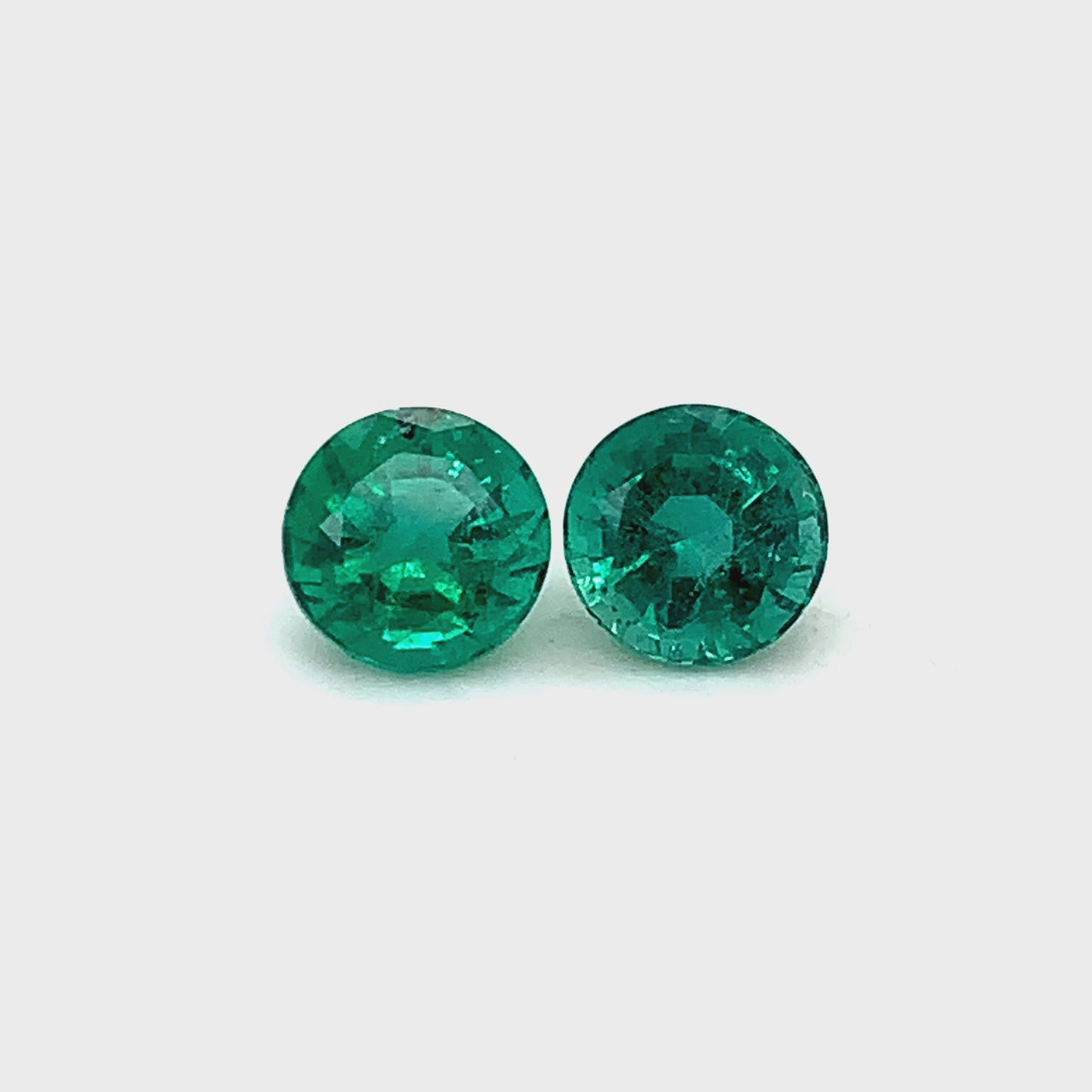 
                  
                    Load and play video in Gallery viewer, 7.90x0.00x0.00mm Round Emerald (2 pc 3.92 ct)
                  
                