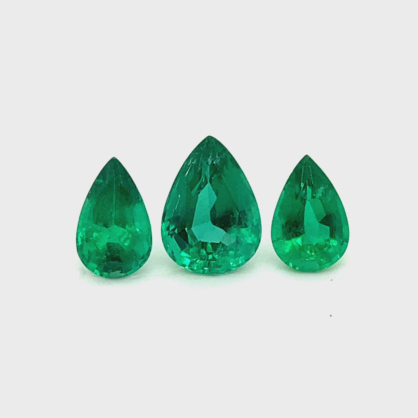 
                  
                    Load and play video in Gallery viewer, 9.90x6.70x0.00mm Pear-shaped Emerald (3 pc 6.45 ct)
                  
                