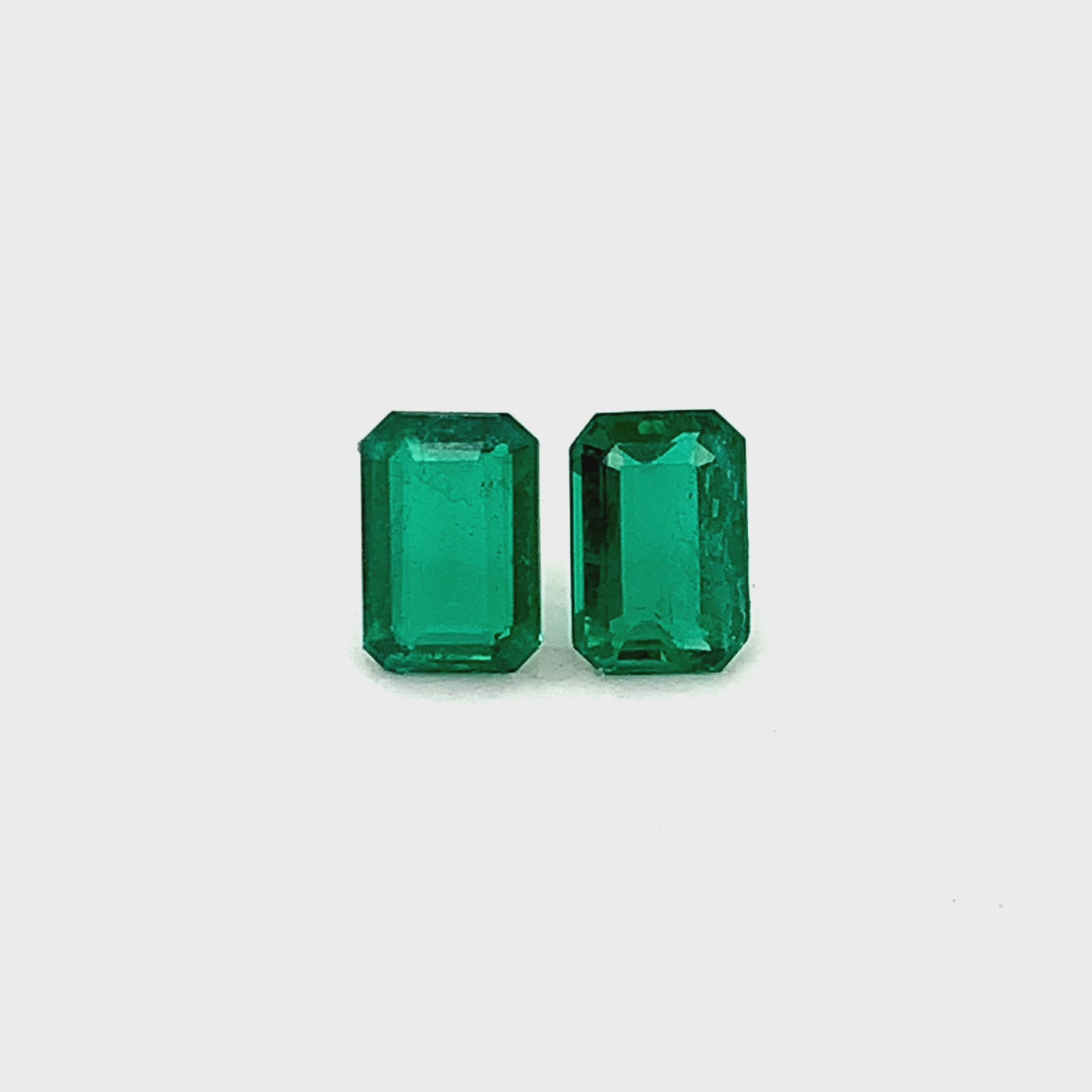 
                  
                    Load and play video in Gallery viewer, 7.90x5.30x5.61mm Octagon Emerald (2 pc 2.06 ct)
                  
                