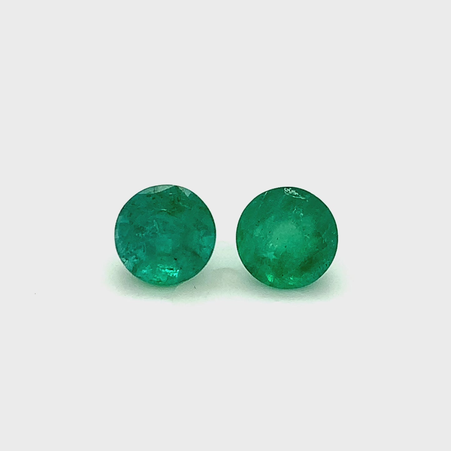 
                  
                    Load and play video in Gallery viewer, 7.50x0.00x0.00mm Round Emerald (2 pc 3.19 ct)
                  
                