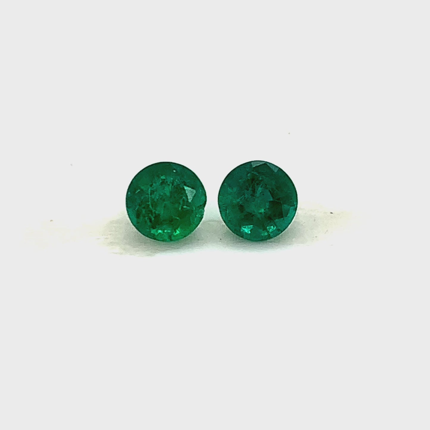 
                  
                    Load and play video in Gallery viewer, 7.00x0.00x0.00mm Round Emerald (2 pc 2.17 ct)
                  
                