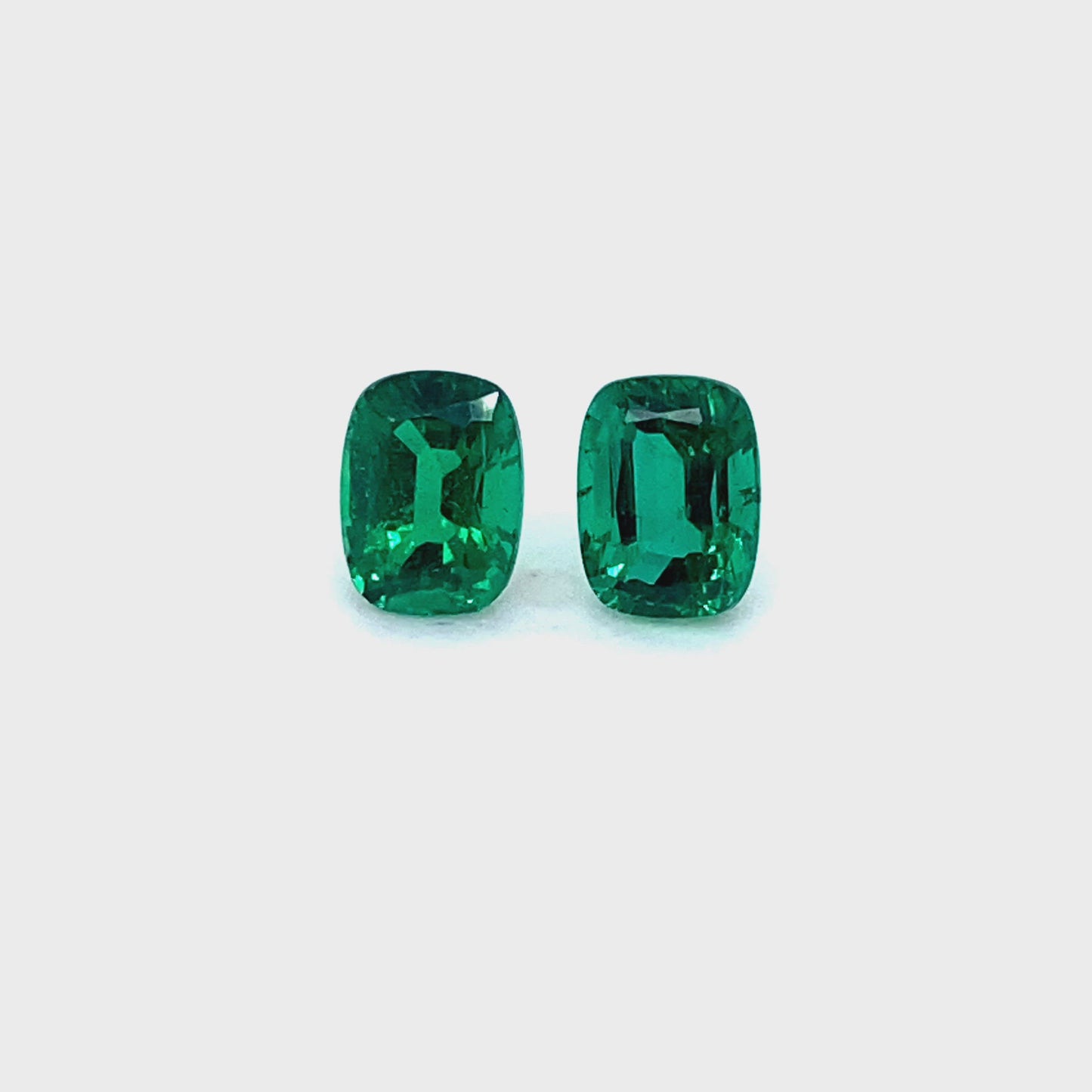 
                  
                    Load and play video in Gallery viewer, 6.90x5.20x0.00mm Cushion Emerald (2 pc 1.96 ct)
                  
                