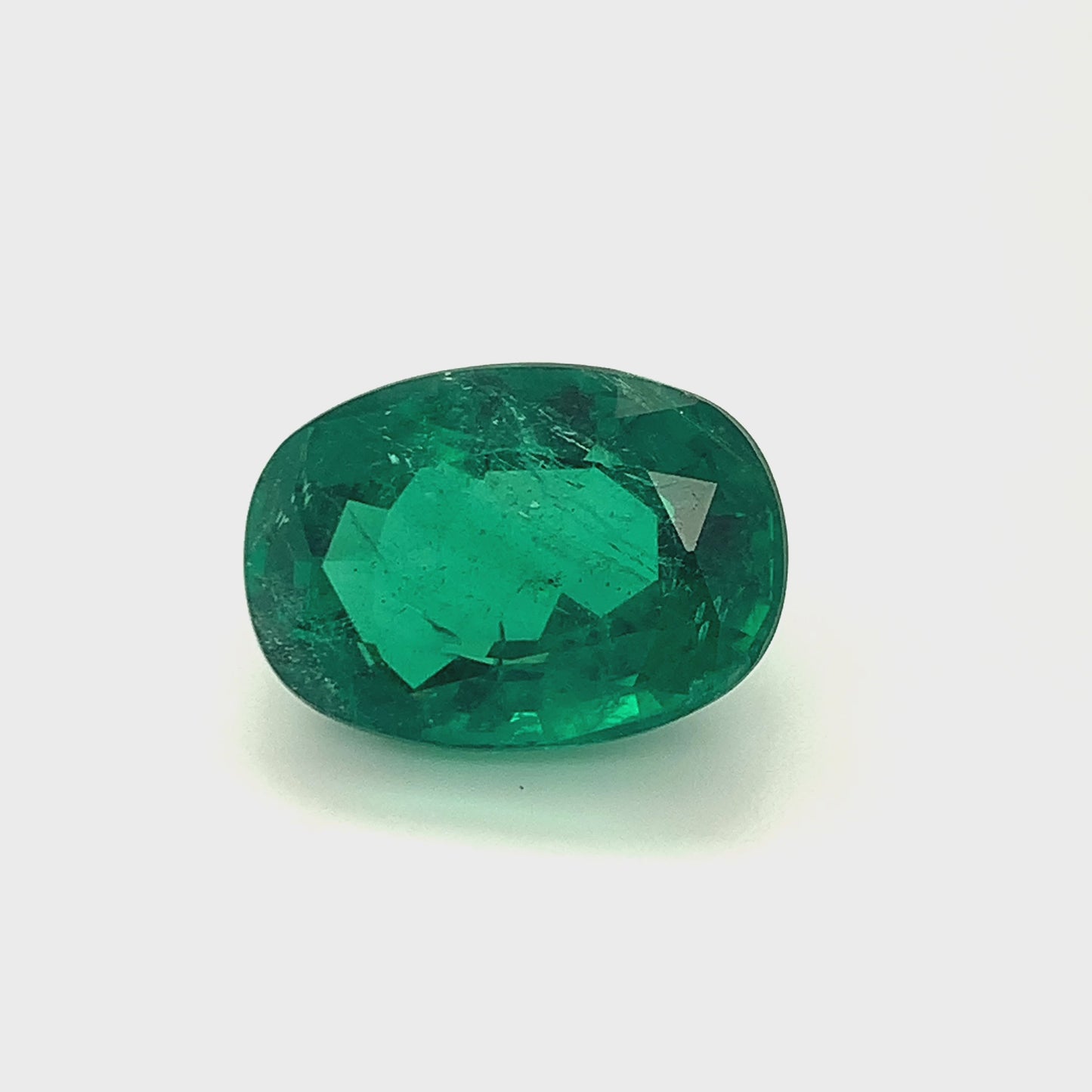 
                  
                    Load and play video in Gallery viewer, 21.68x15.37x11.20mm Cushion Emerald (1 pc 23.22 ct)
                  
                