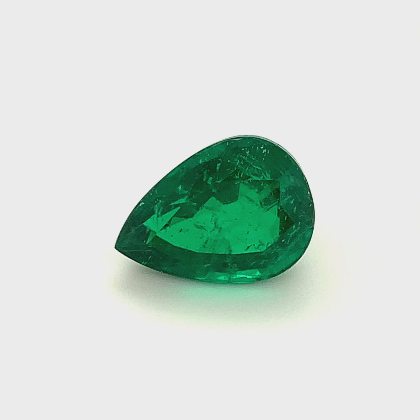 
                  
                    Load and play video in Gallery viewer, 17.26x12.68x9.33mm Pear-shaped Emerald (1 pc 11.29 ct)
                  
                