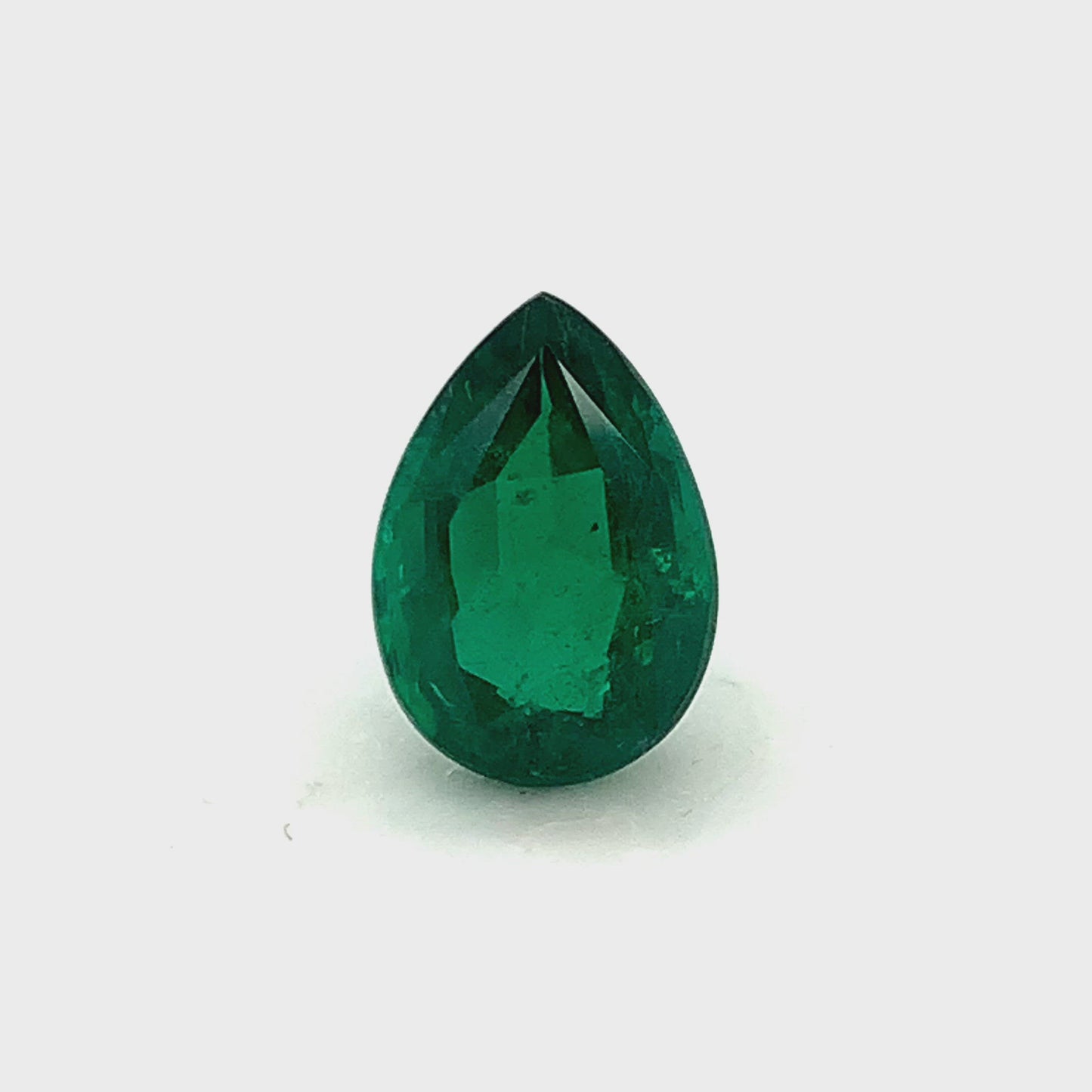
                  
                    Load and play video in Gallery viewer, 15.33x10.77x7.43mm Pear-shaped Emerald (1 pc 7.06 ct)
                  
                