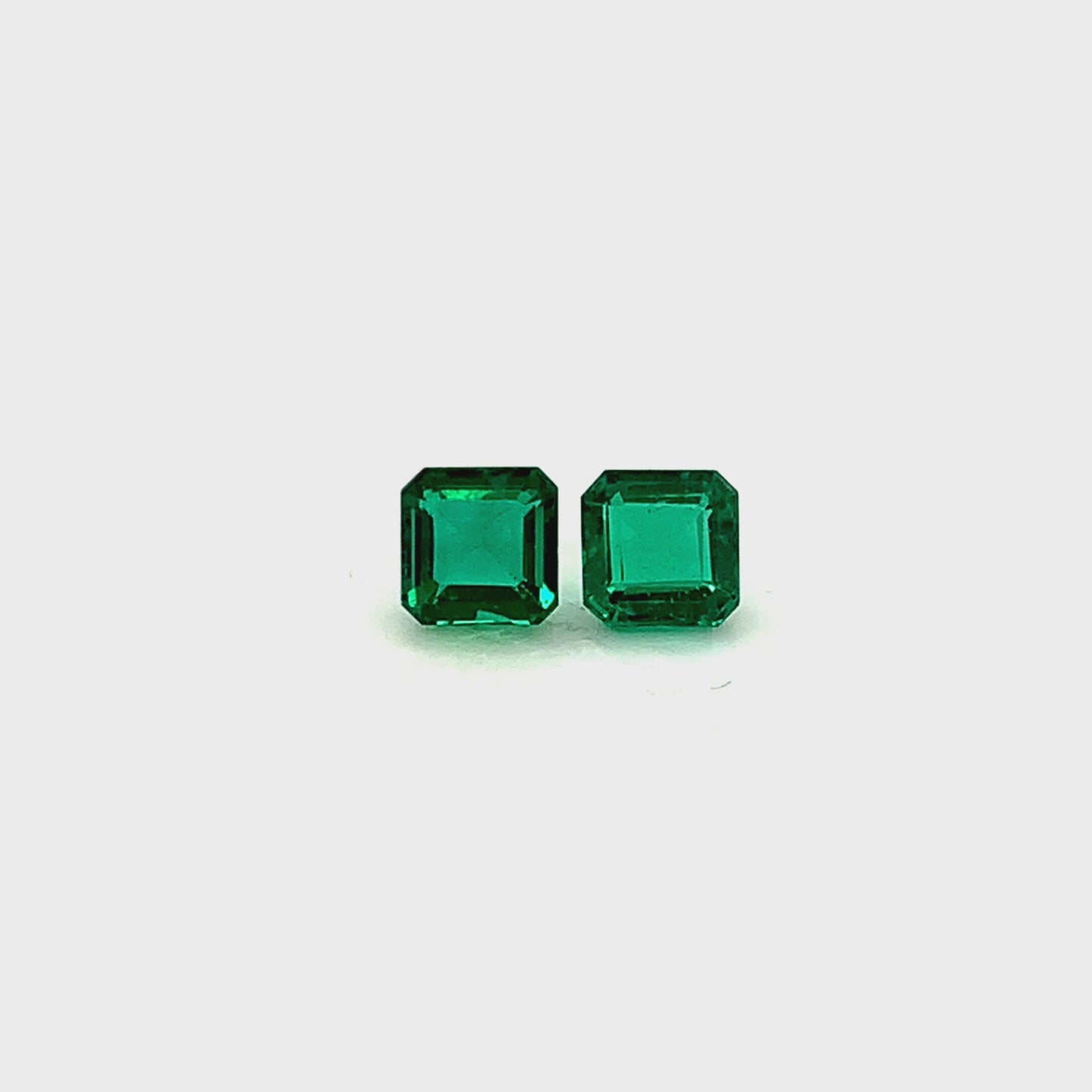
                  
                    Load and play video in Gallery viewer, 6.02x6.02x0.00mm Octagon Emerald (2 pc 2.11 ct)
                  
                